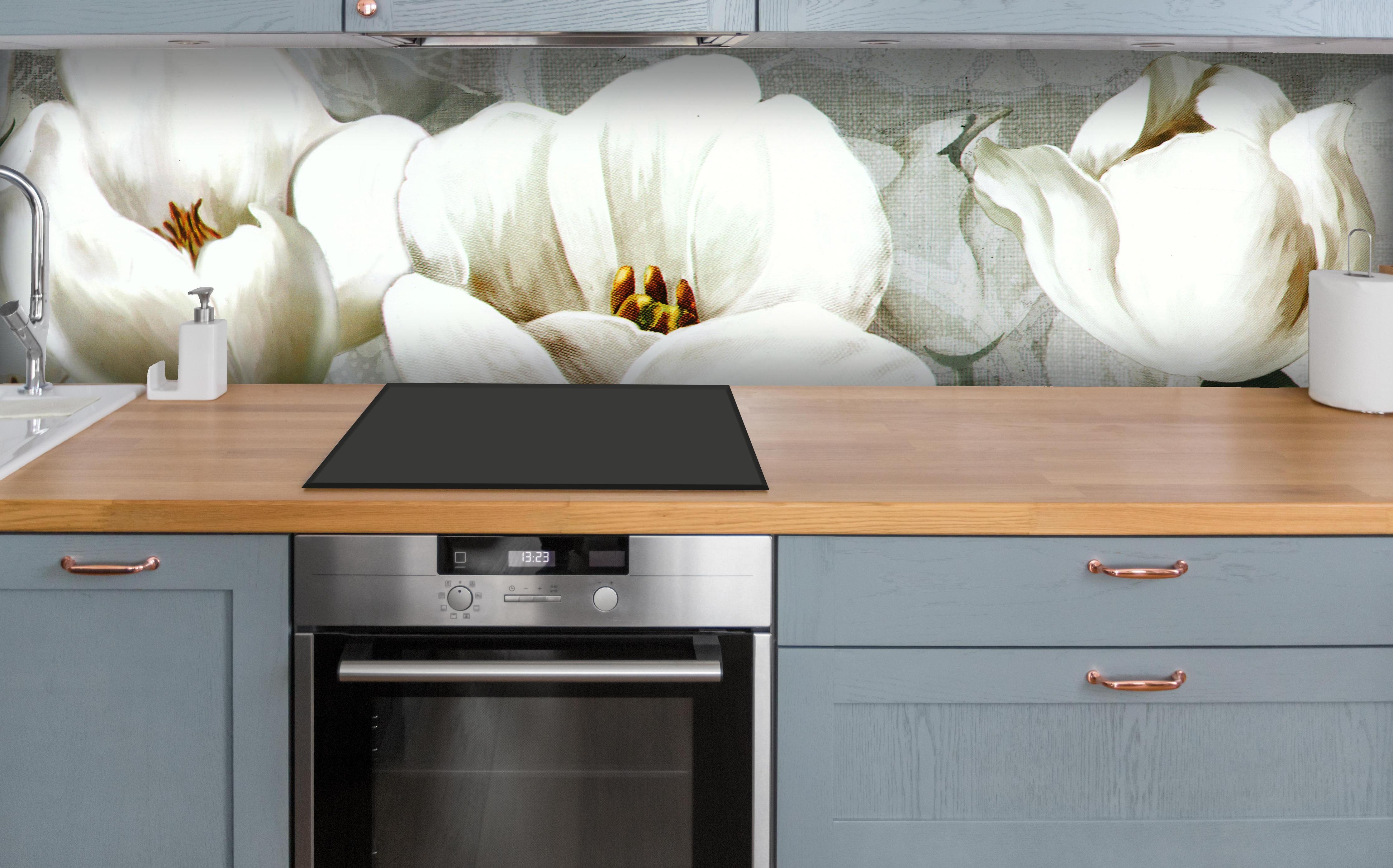 Küche - Abstraktes Blumen Tapetendesign über polierter Holzarbeitsplatte mit Cerankochfeld