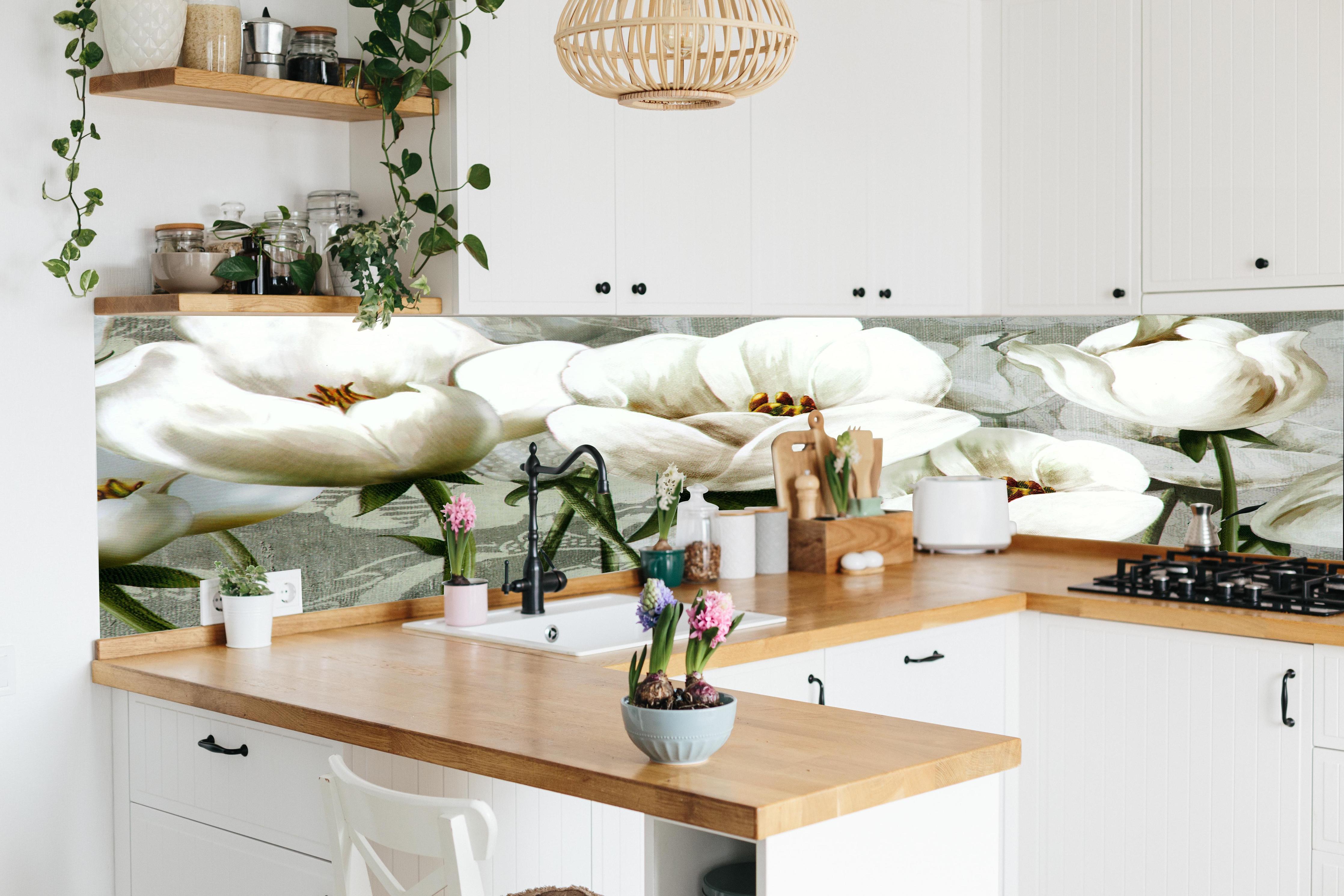 Küche - Abstraktes Blumen Tapetendesign in lebendiger Küche mit bunten Blumen