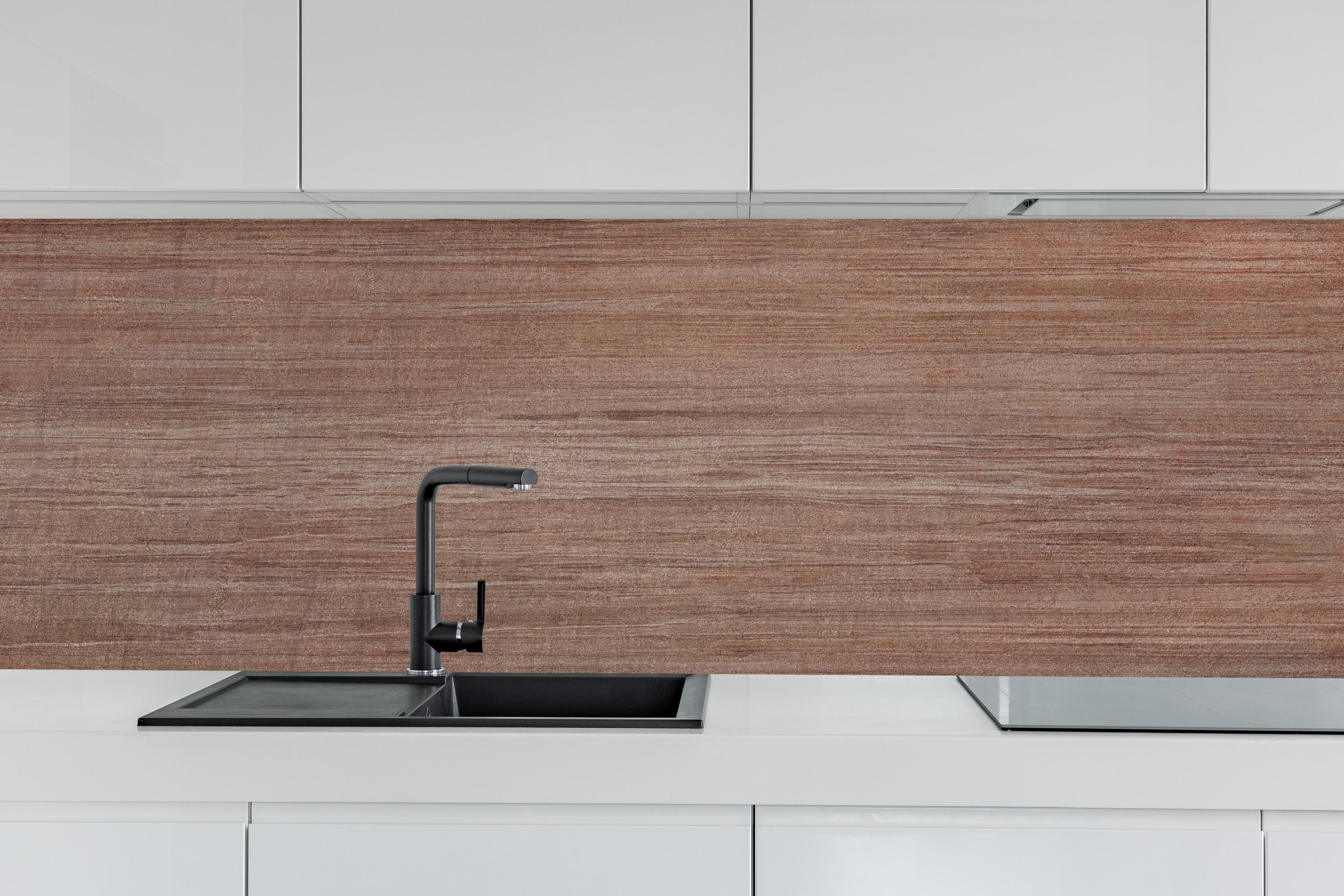 Küche - Abstraktes bräunlich dunkles Holz hinter weißen Hochglanz-Küchenregalen und schwarzem Wasserhahn