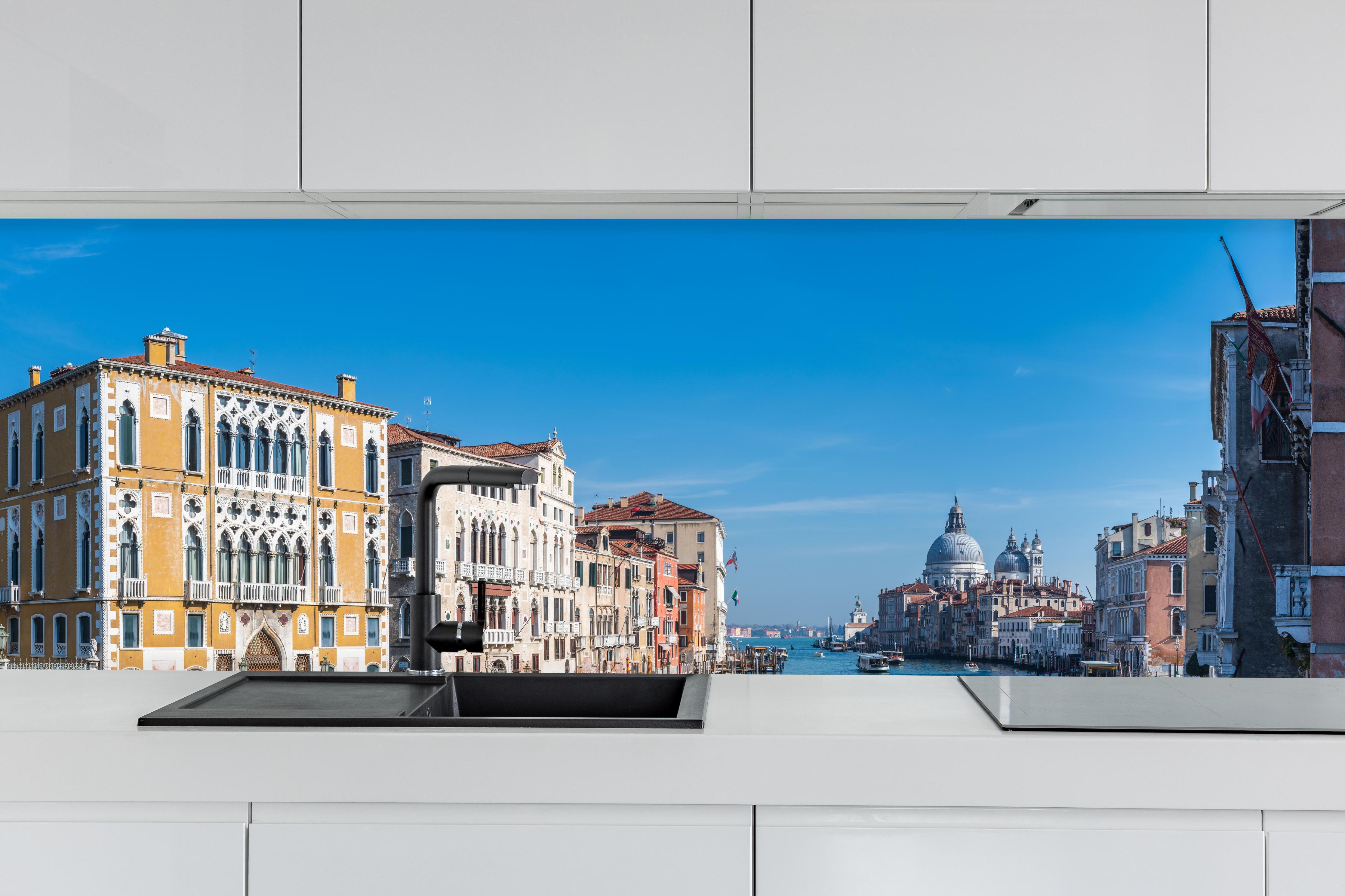 Küche - Accademia Brücke Venedig hinter weißen Hochglanz-Küchenregalen und schwarzem Wasserhahn
