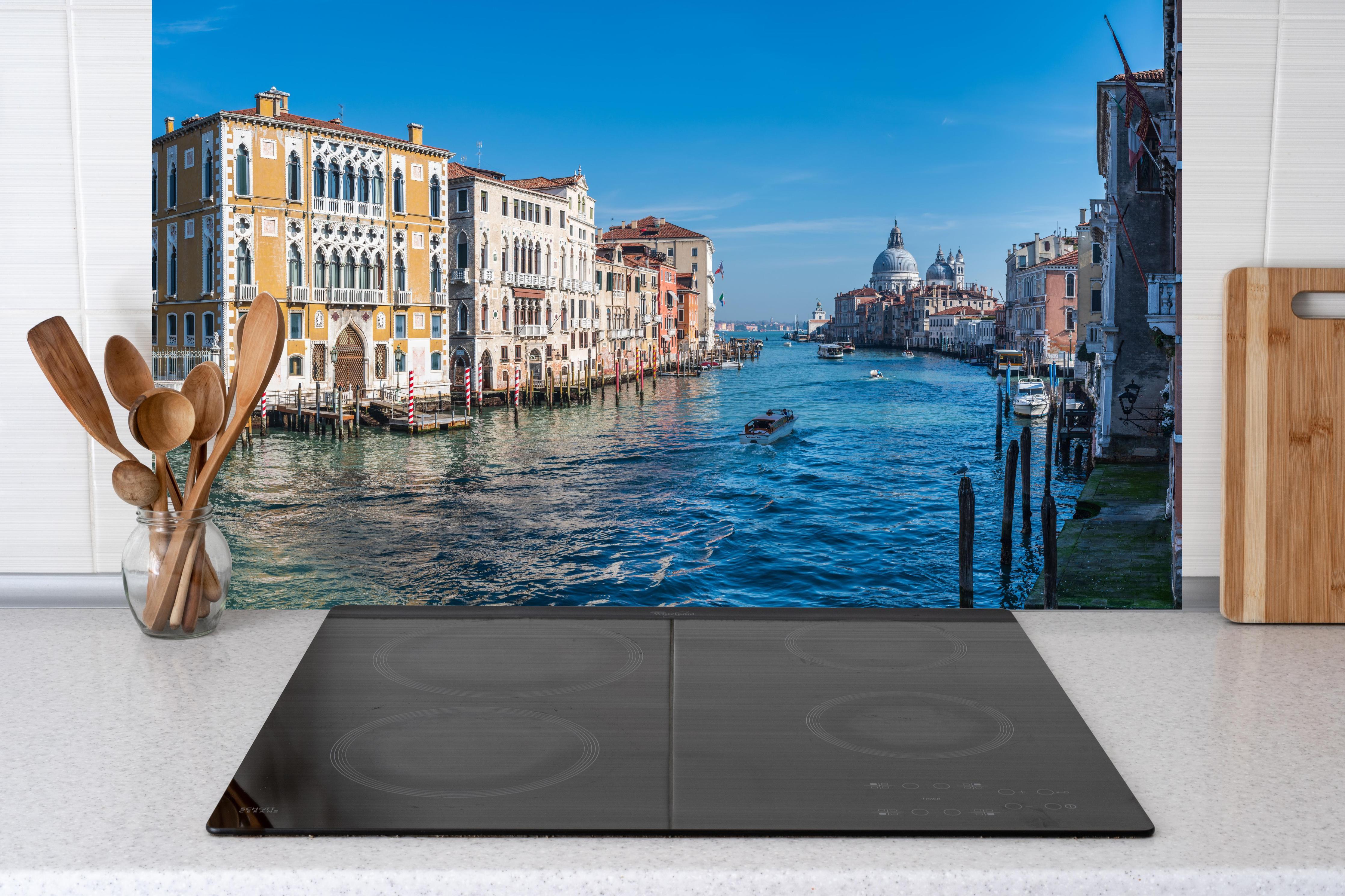 Küche - Accademia Brücke Venedig hinter Cerankochfeld und Holz-Kochutensilien