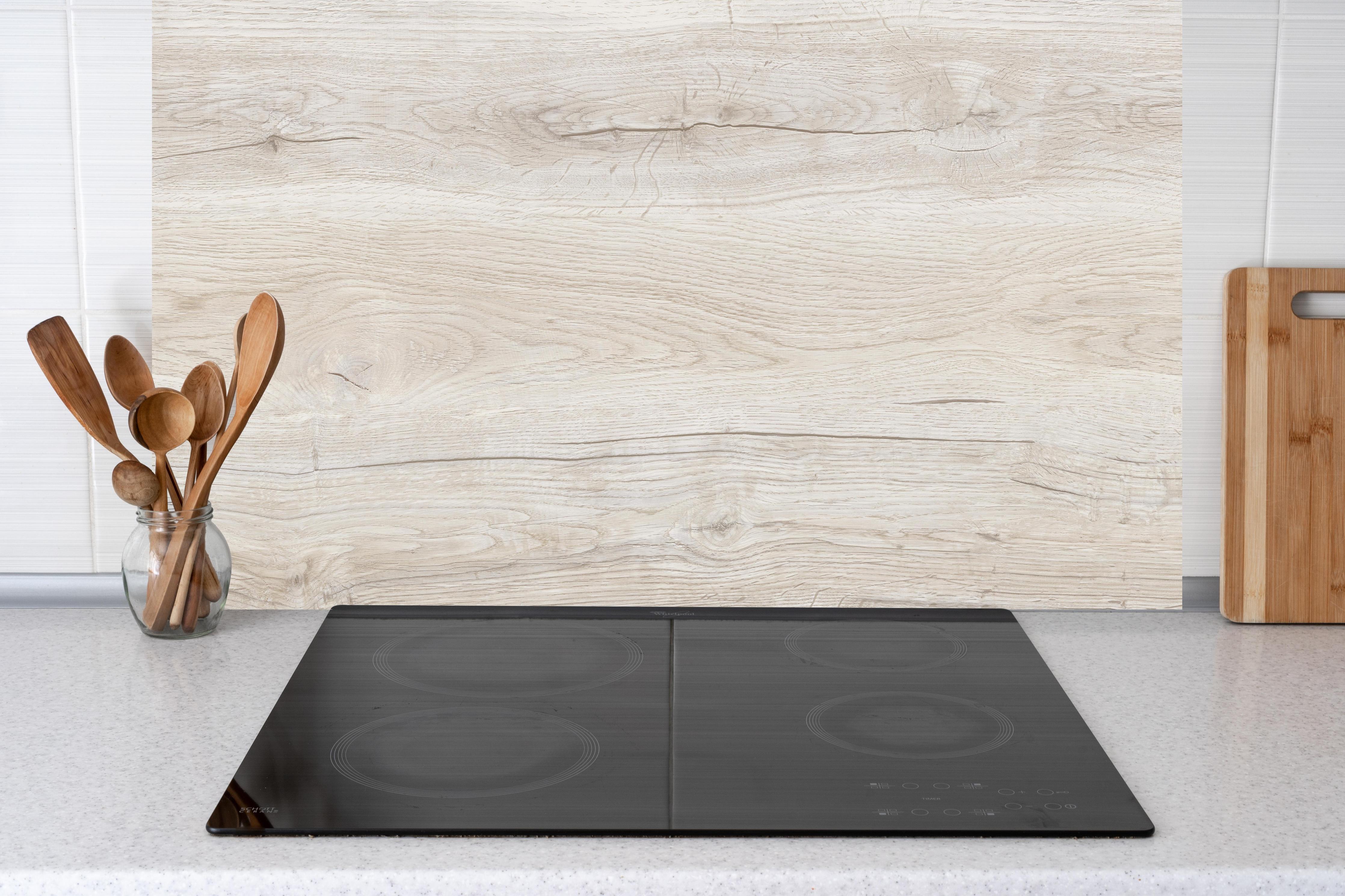 Küche - Ahornholzplatte hinter Cerankochfeld und Holz-Kochutensilien