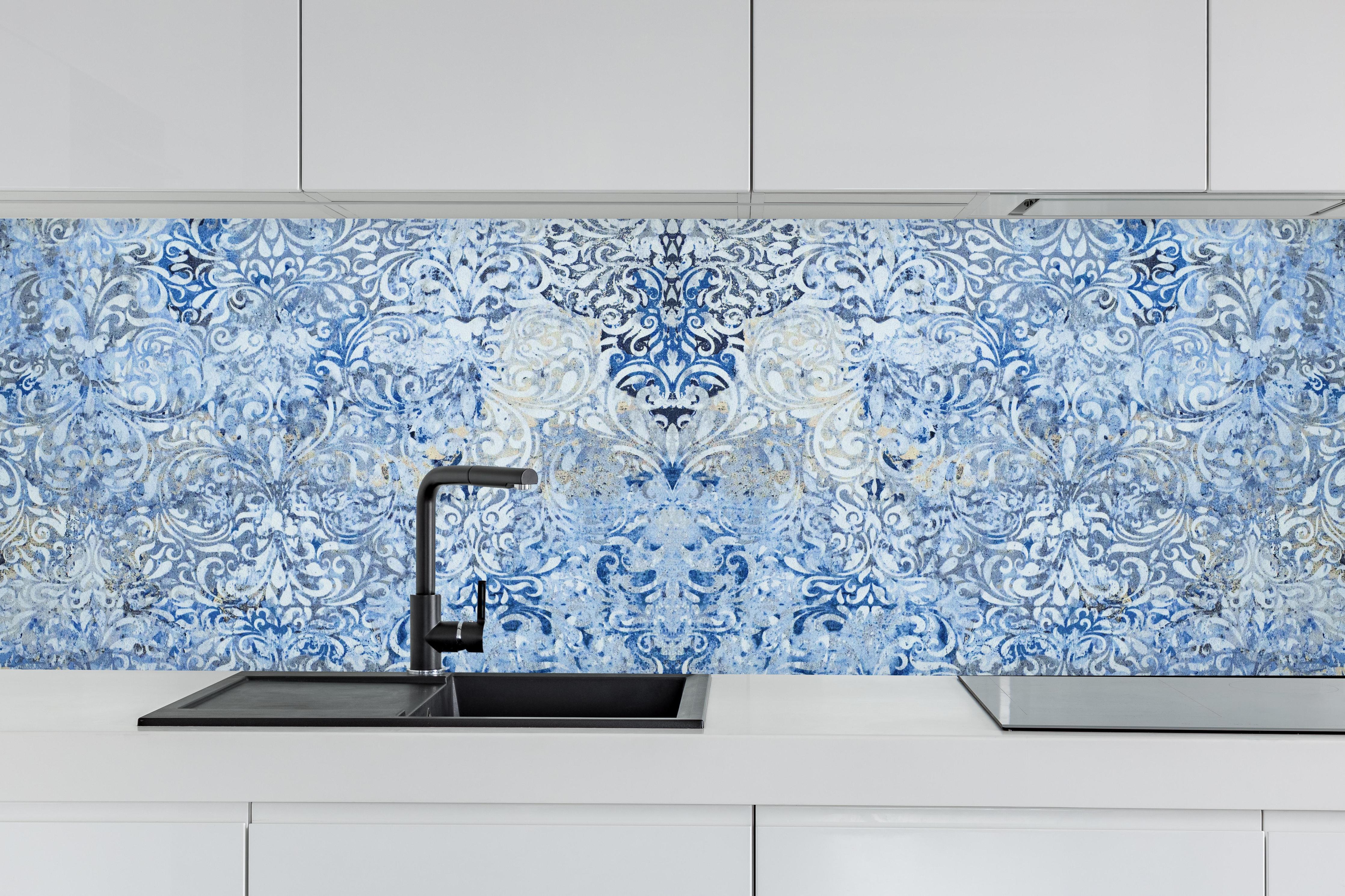 Küche - Alt blau graues vintage Fliesenmuster hinter weißen Hochglanz-Küchenregalen und schwarzem Wasserhahn