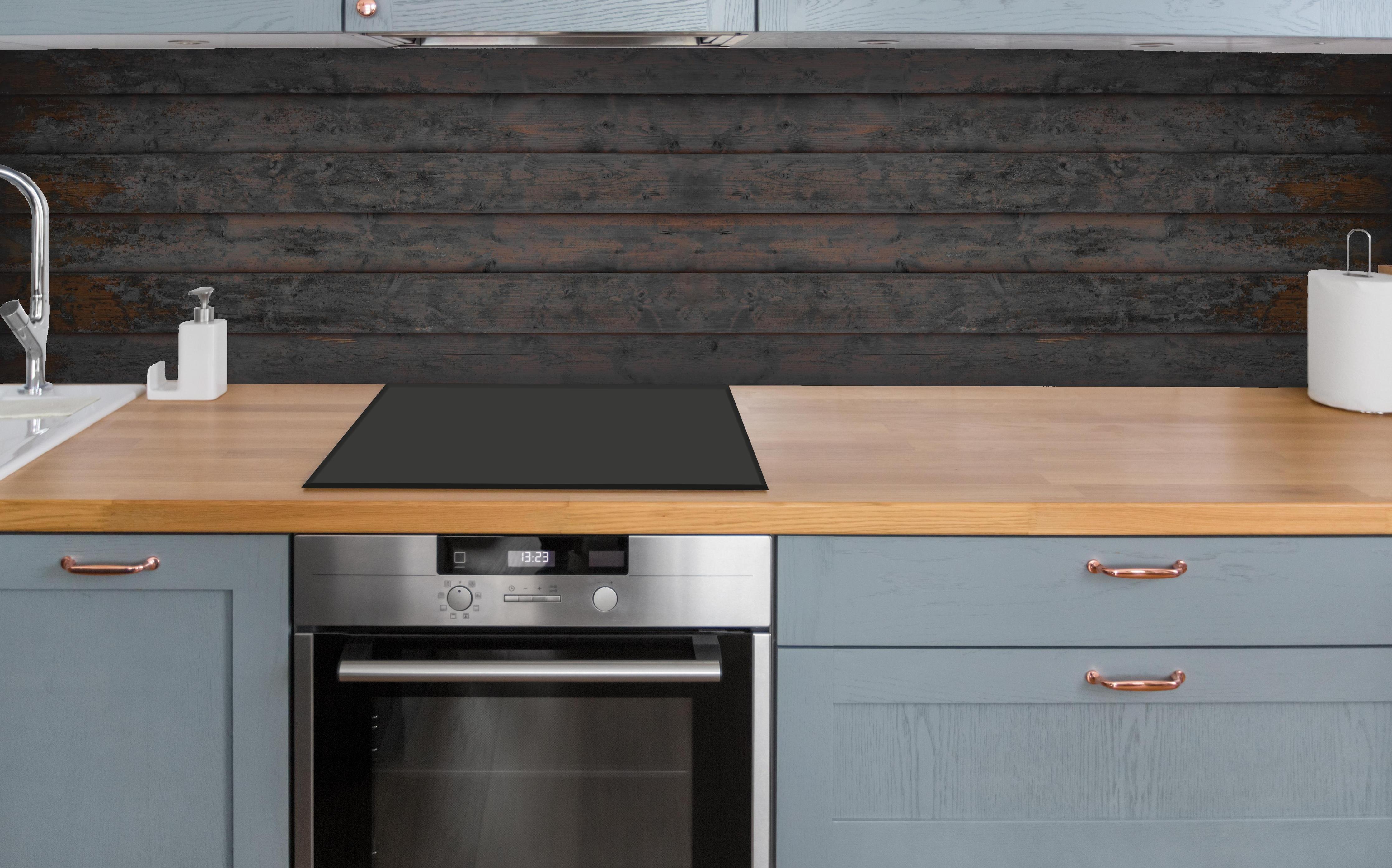 Küche - Alt braun lackierte Holzbretter über polierter Holzarbeitsplatte mit Cerankochfeld