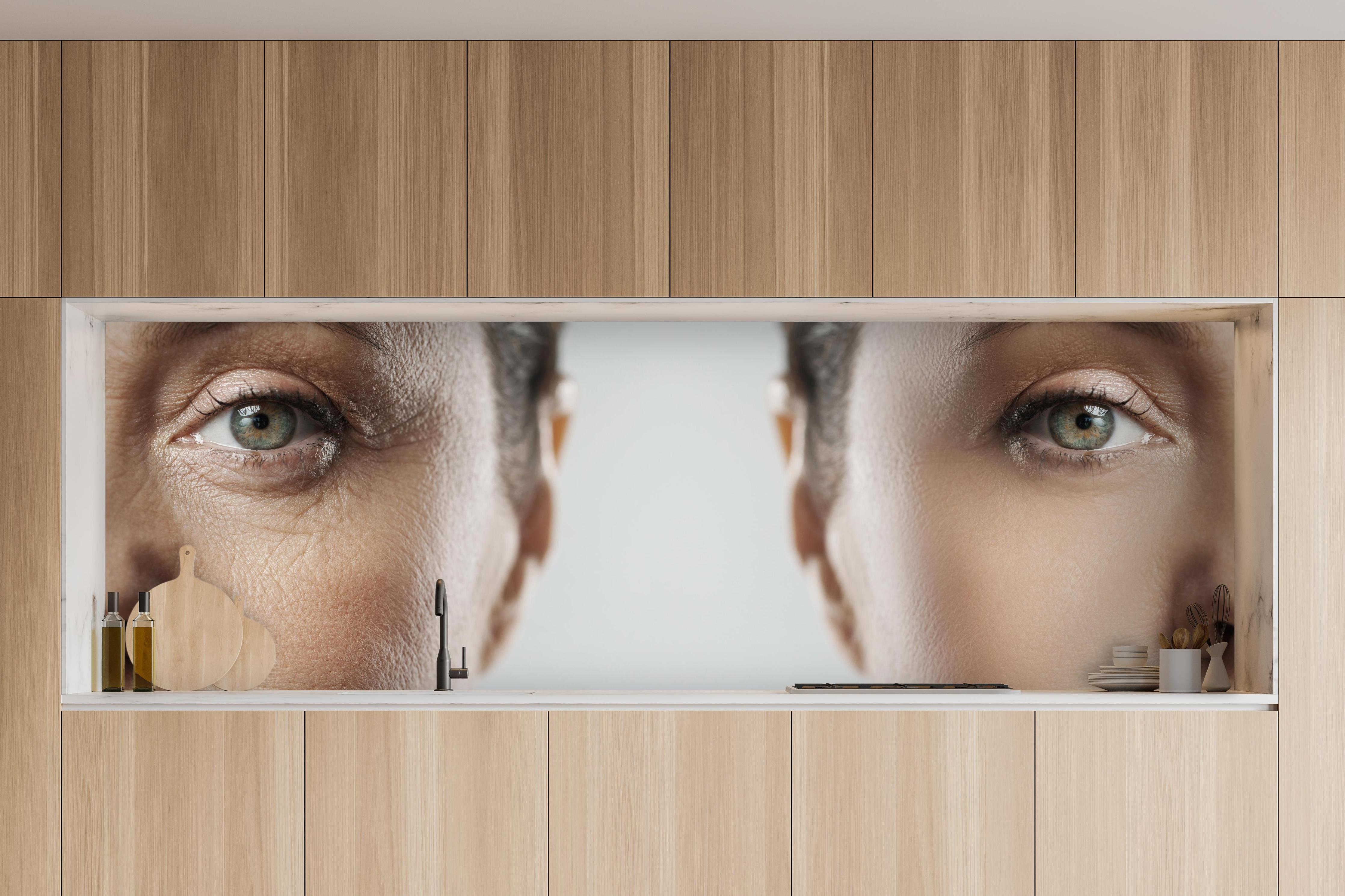 Küche - Alt und jung im Vergleich in charakteristischer Vollholz-Küche mit modernem Gasherd