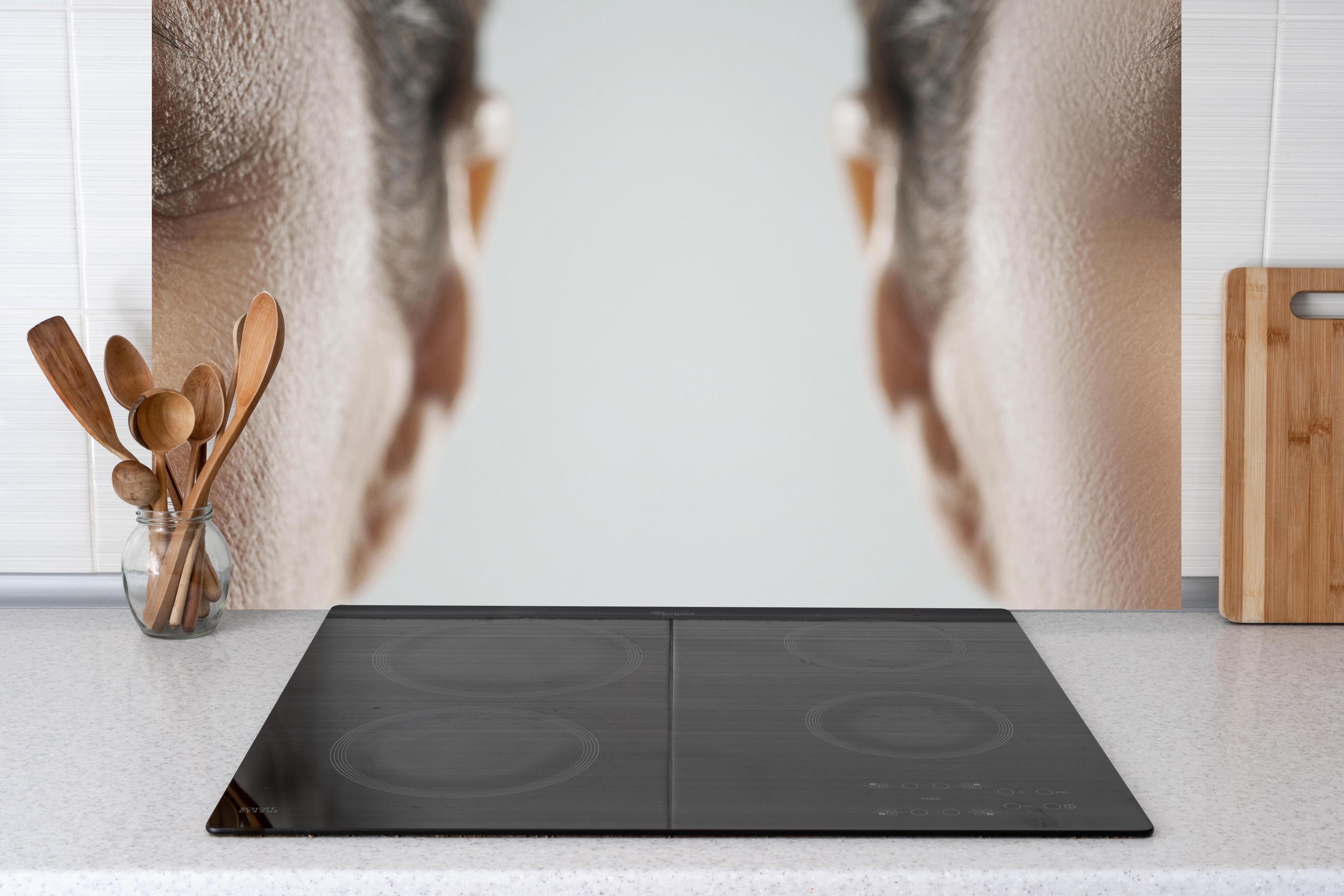 Küche - Alt und jung im Vergleich hinter Cerankochfeld und Holz-Kochutensilien