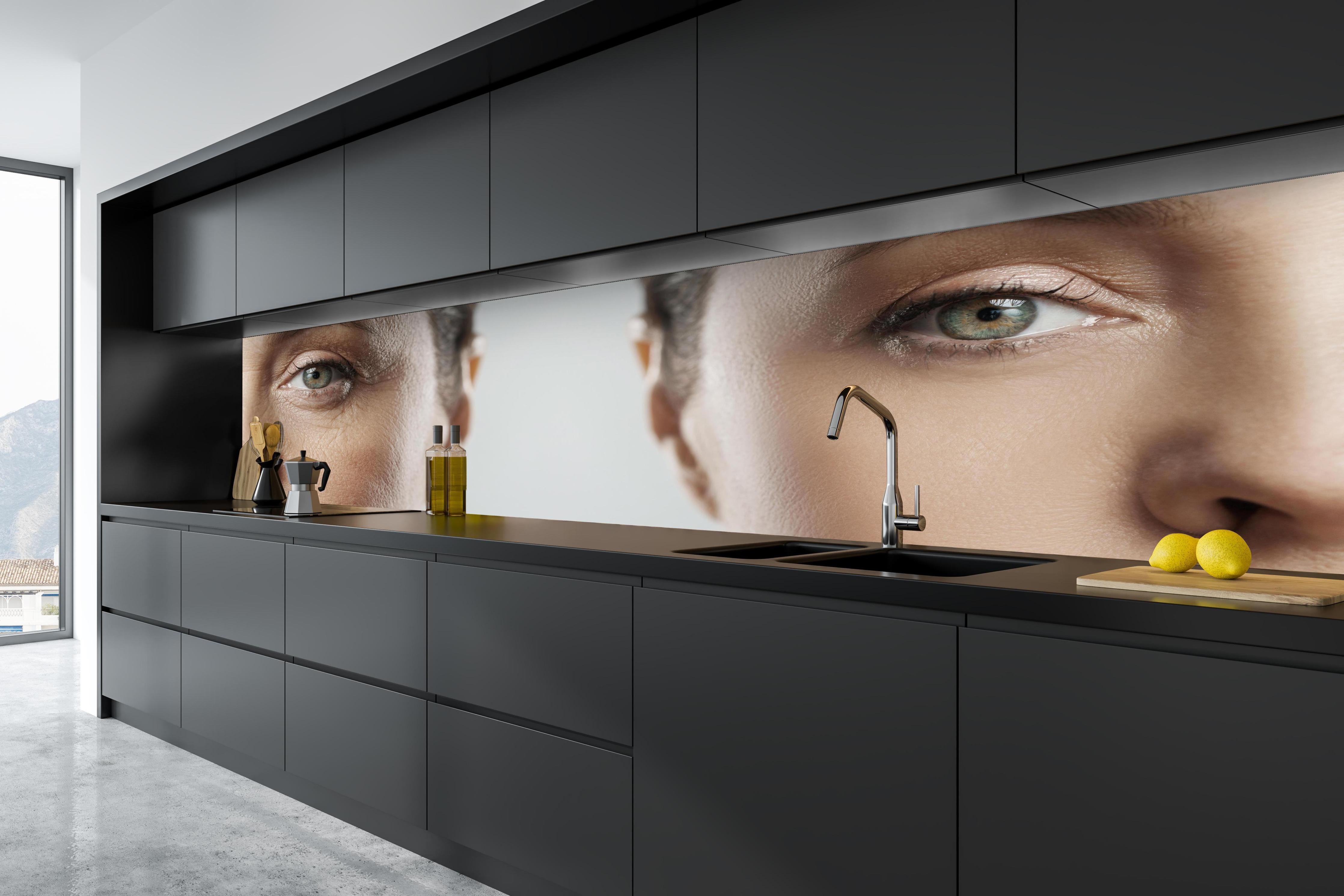 Küche - Alt und jung im Vergleich in tiefschwarzer matt-premium Einbauküche