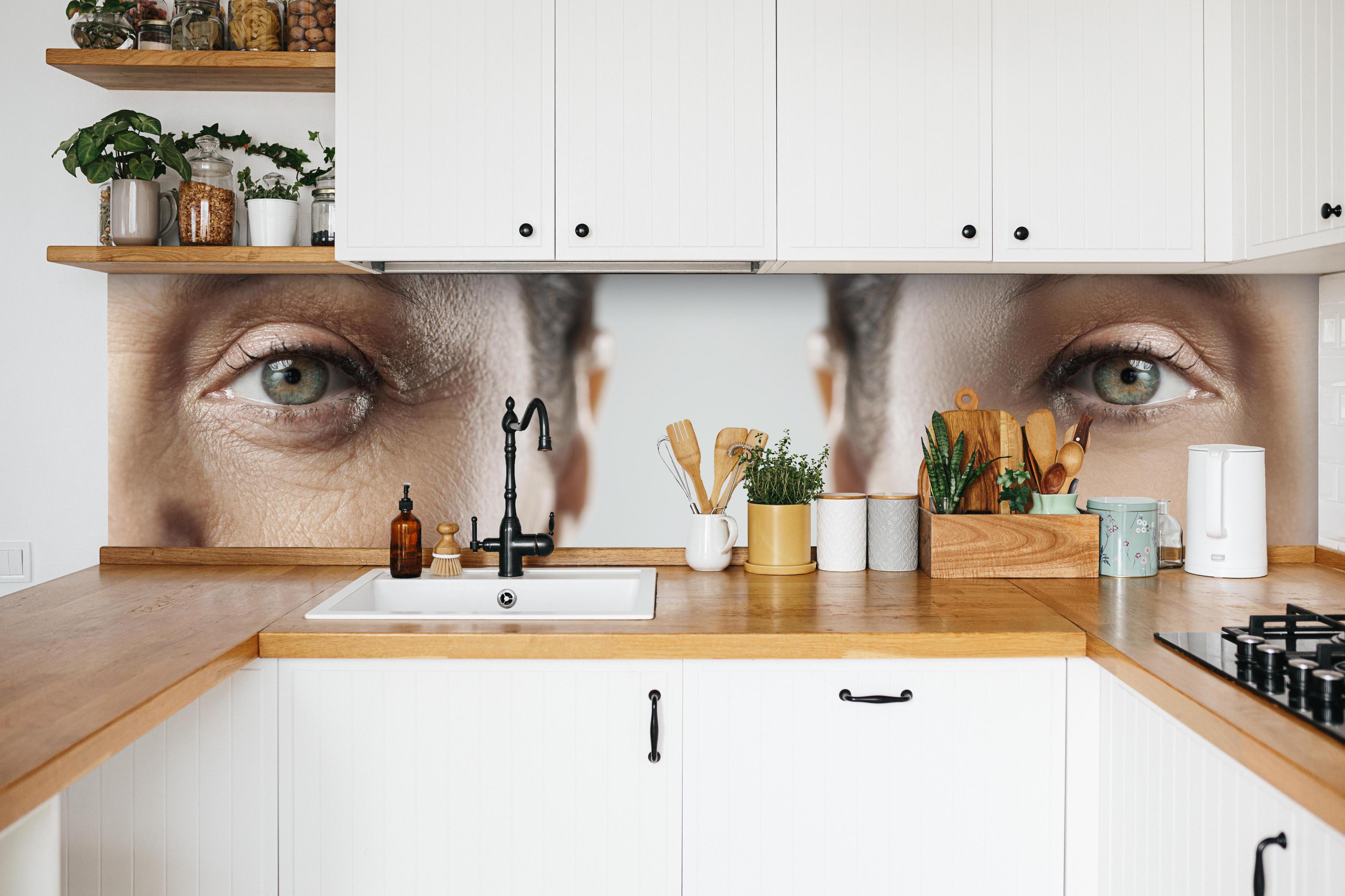 Küche - Alt und jung im Vergleich in weißer Küche hinter Gewürzen und Kochlöffeln aus Holz