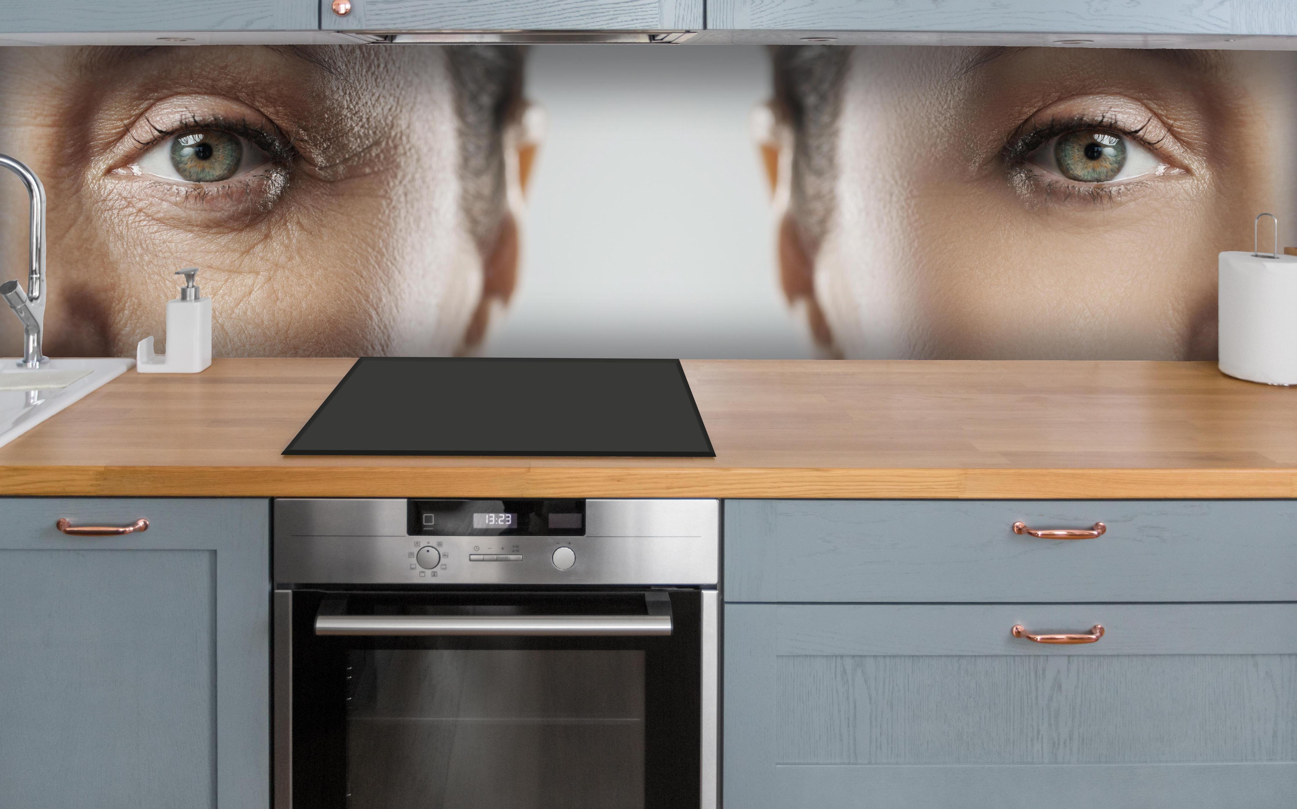 Küche - Alt und jung im Vergleich über polierter Holzarbeitsplatte mit Cerankochfeld