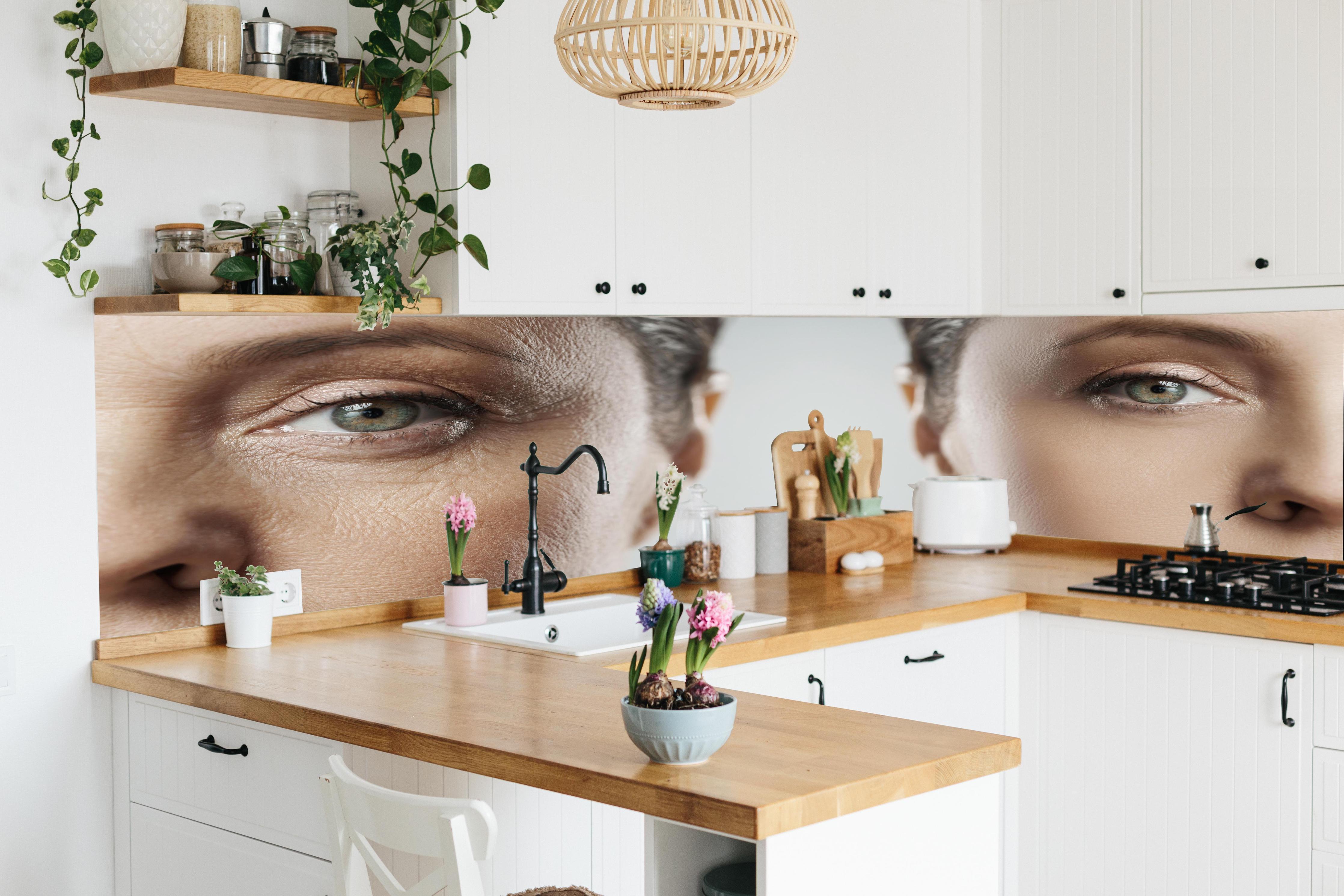 Küche - Alt und jung im Vergleich in lebendiger Küche mit bunten Blumen