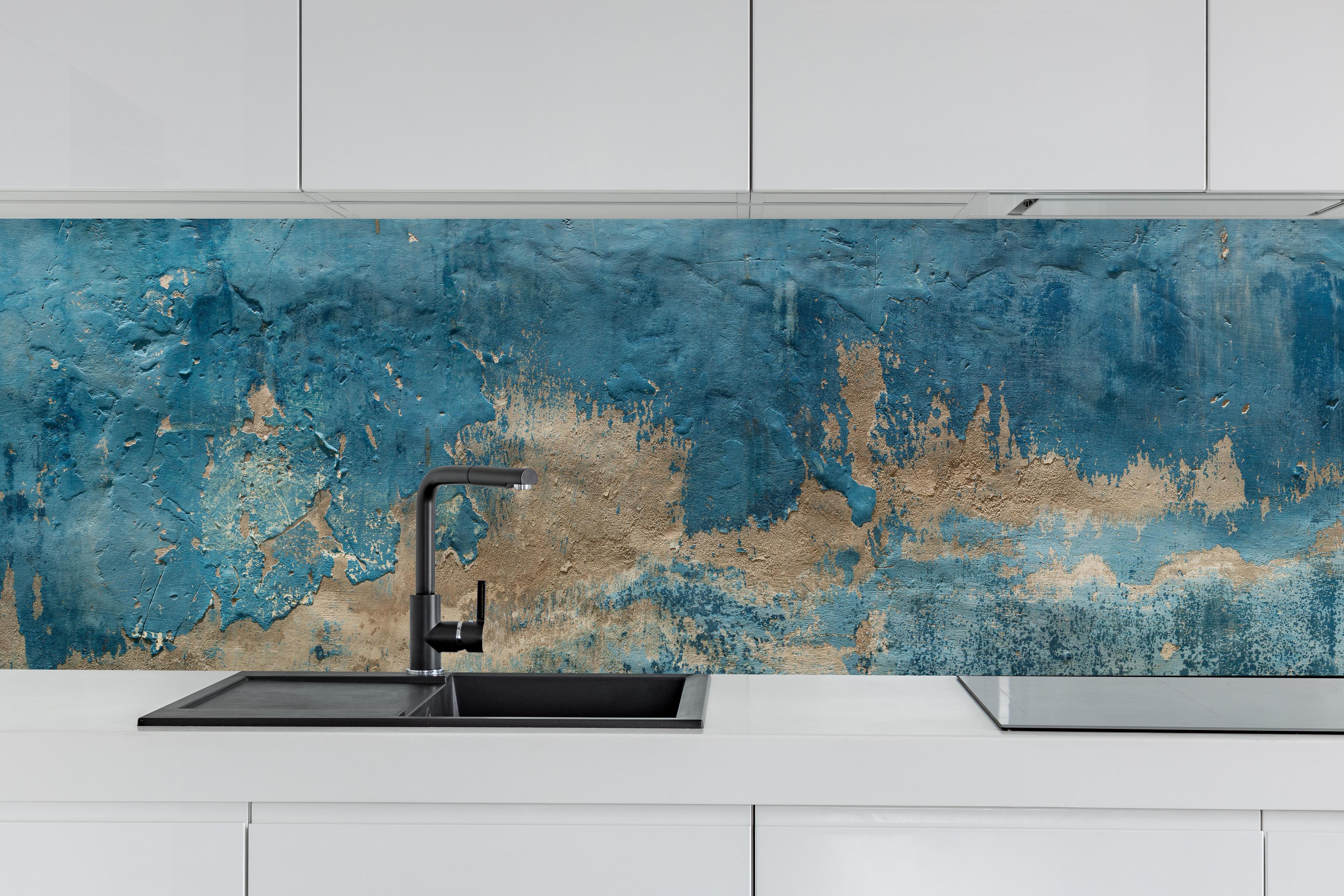 Küche - Alte Wand mit kaputtem Putz hinter weißen Hochglanz-Küchenregalen und schwarzem Wasserhahn