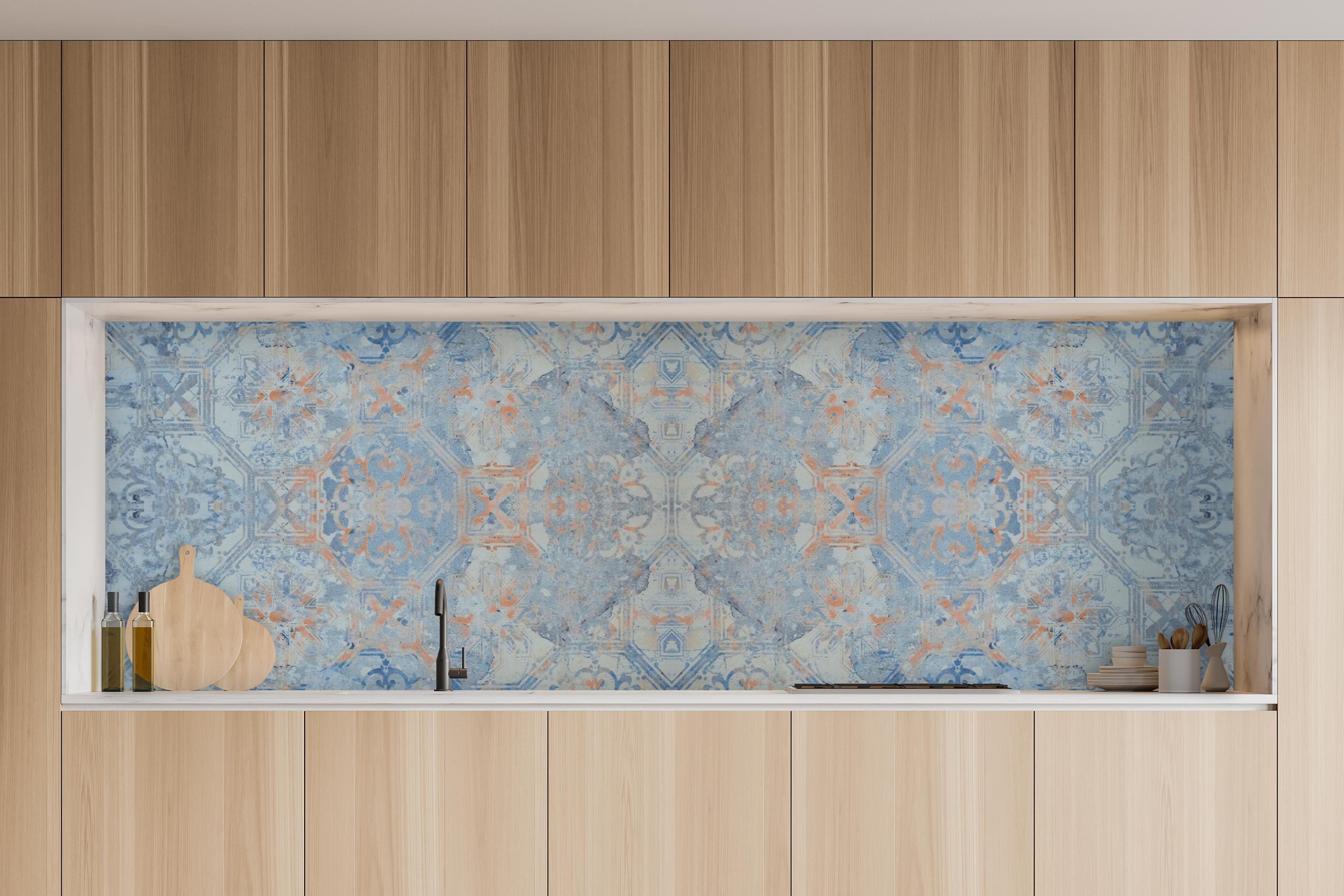 Küche - Alte blaue Vintage Fliesen in charakteristischer Vollholz-Küche mit modernem Gasherd