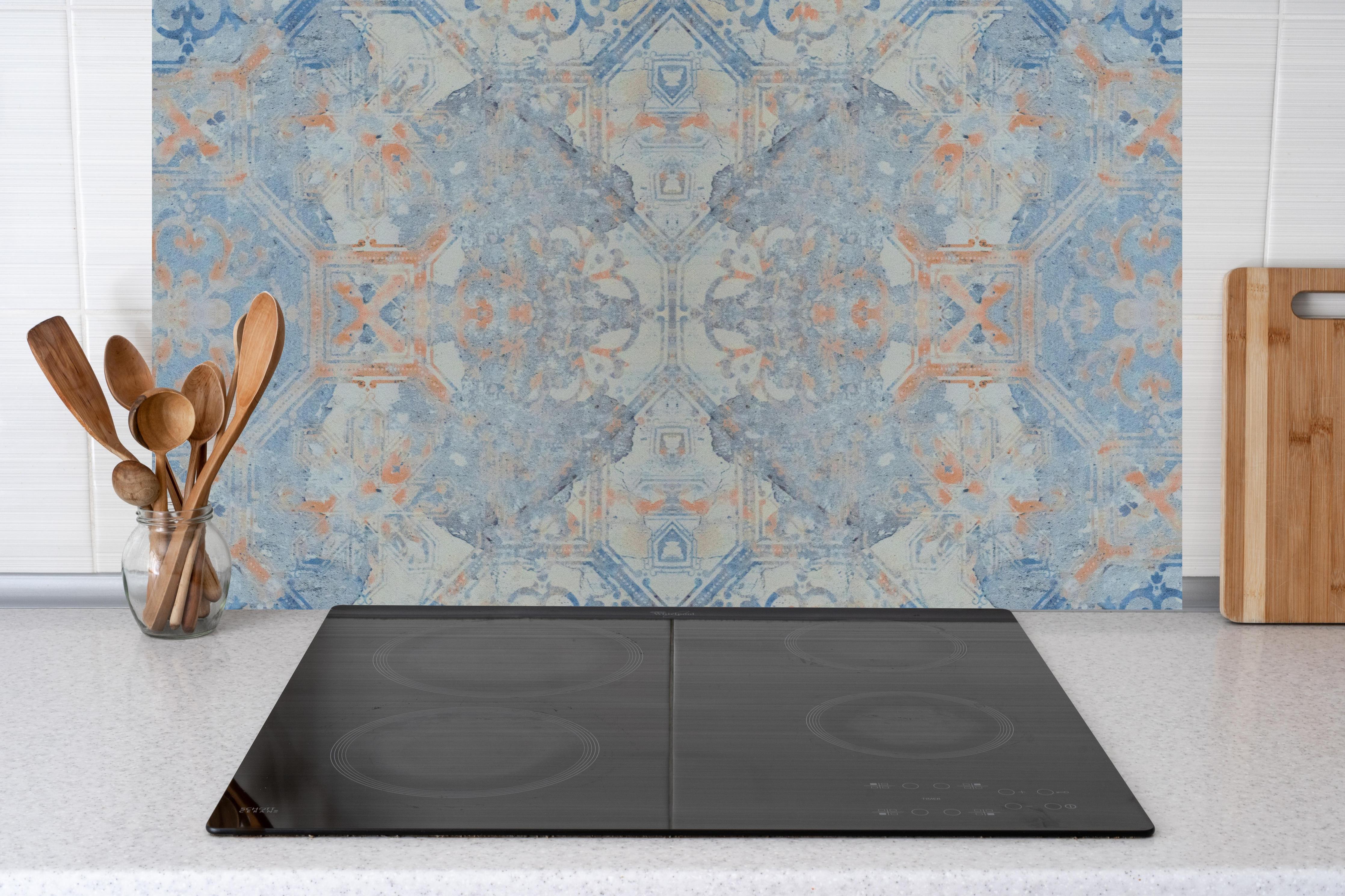 Küche - Alte blaue Vintage Fliesen hinter Cerankochfeld und Holz-Kochutensilien