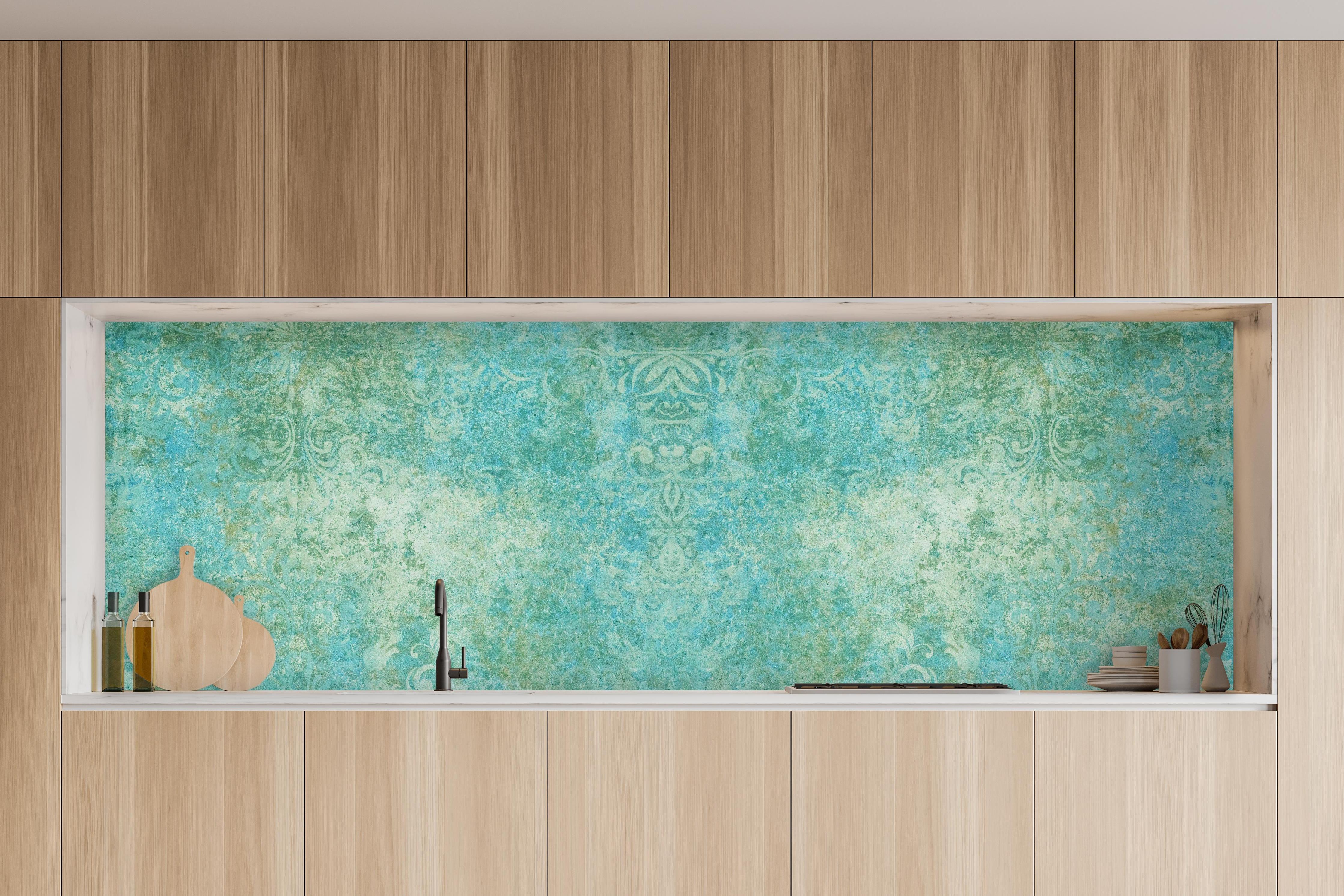 Küche - Alte blaugrüne Vintage-Fliesen in charakteristischer Vollholz-Küche mit modernem Gasherd