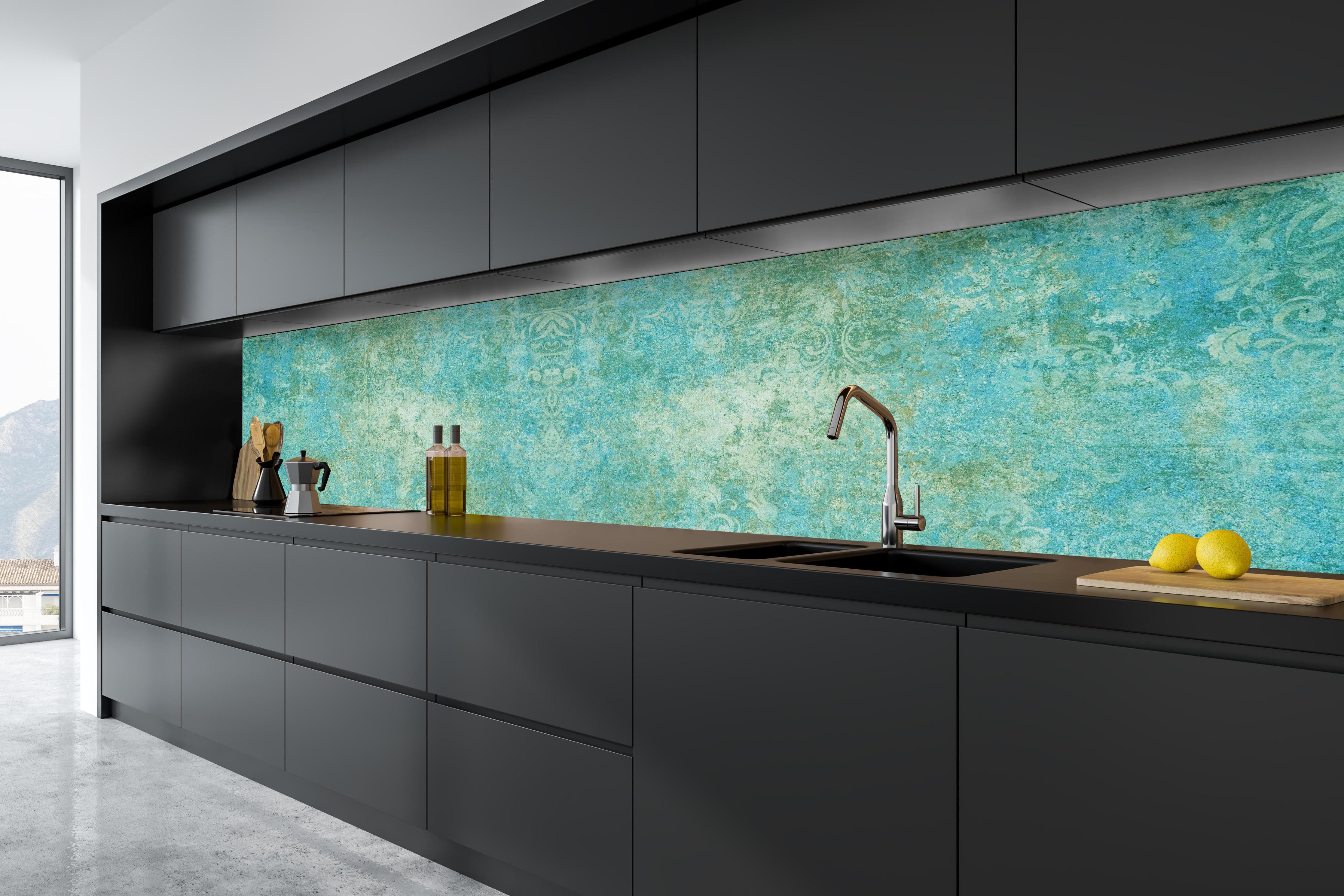 Küche - Alte blaugrüne Vintage-Fliesen in tiefschwarzer matt-premium Einbauküche