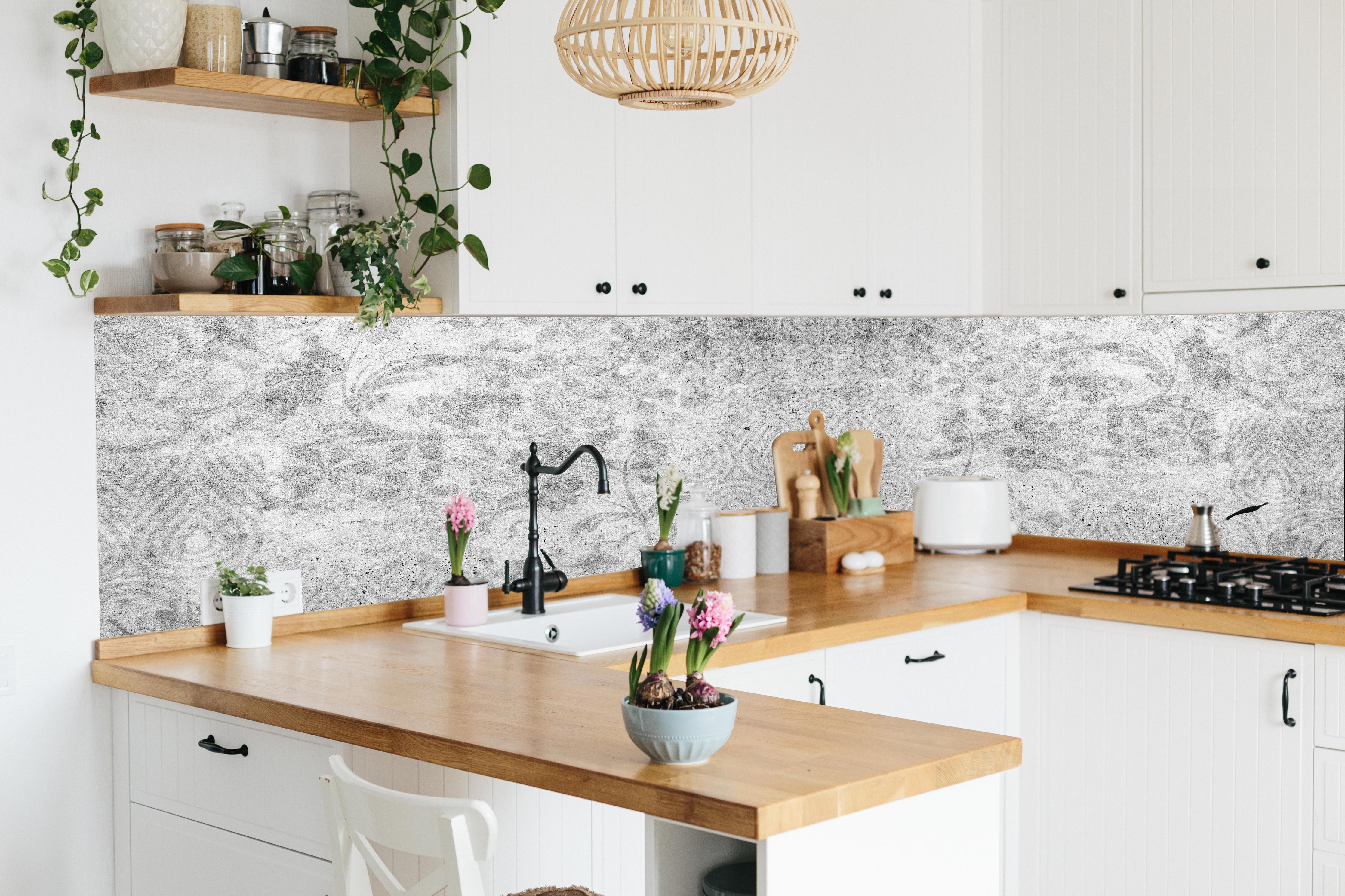 Küche - Alte graue Vintage Fliesen in lebendiger Küche mit bunten Blumen