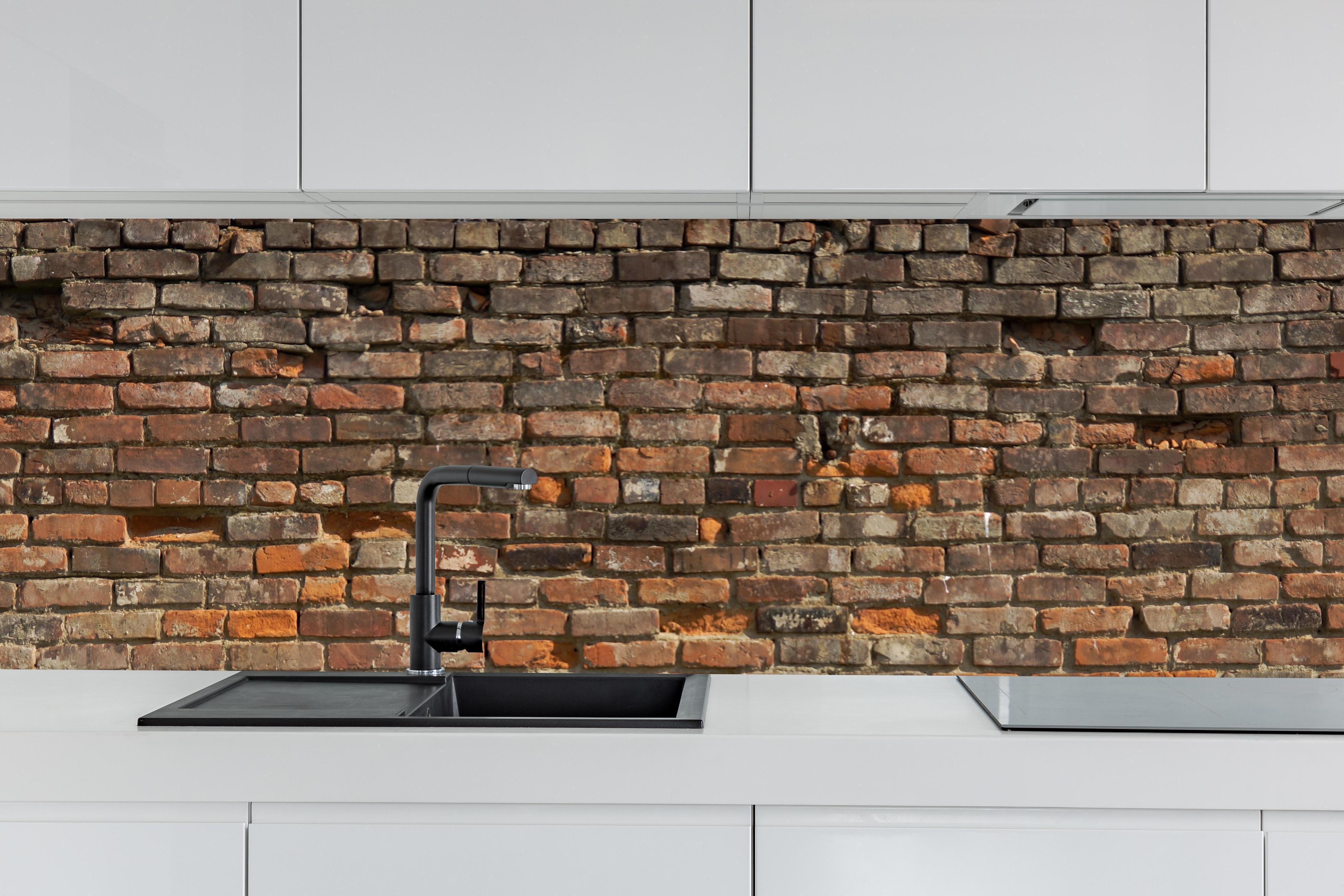 Küche - Alte kaputte Ziegelwand hinter weißen Hochglanz-Küchenregalen und schwarzem Wasserhahn