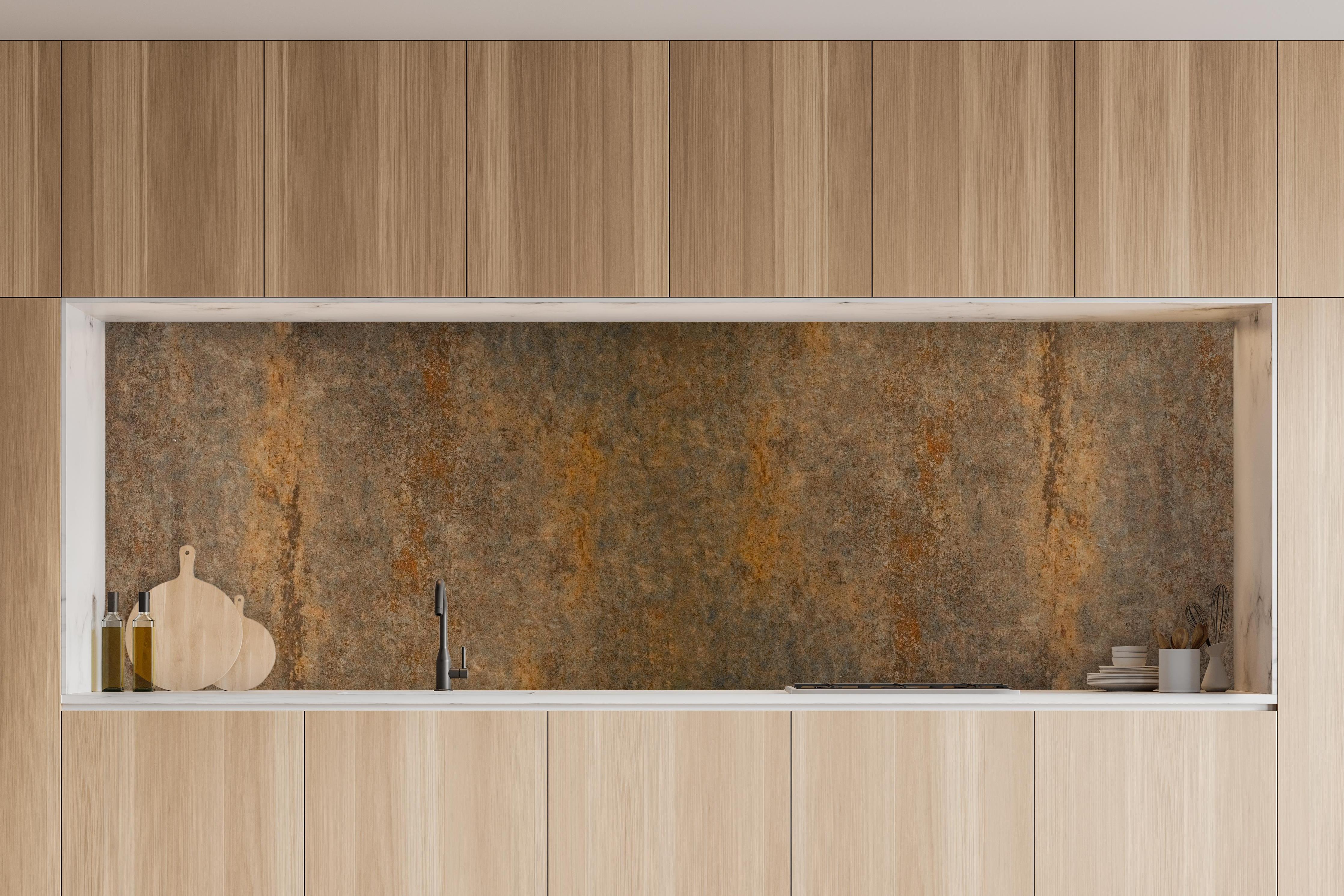 Küche - Alte rostige Metallplatte in charakteristischer Vollholz-Küche mit modernem Gasherd