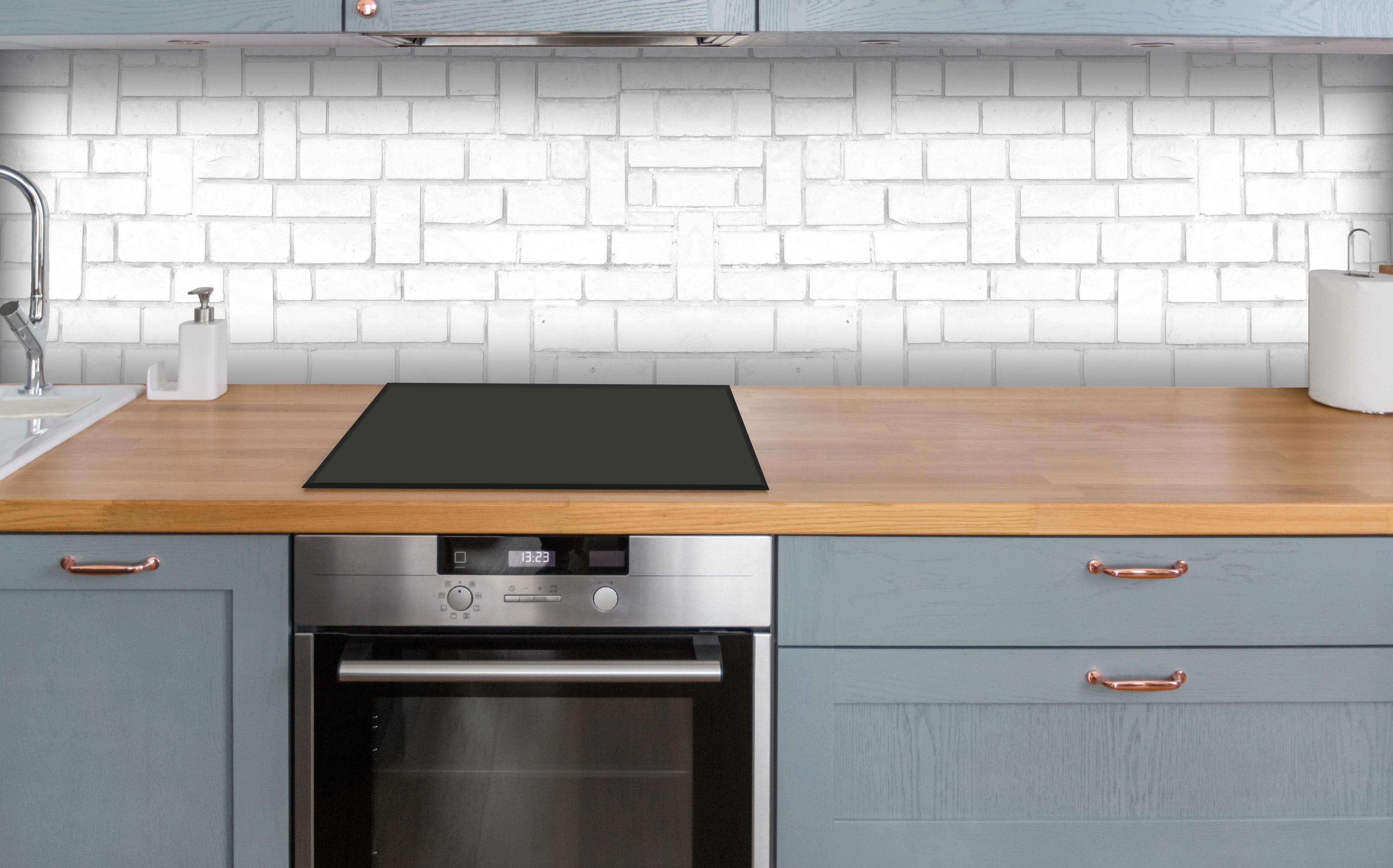 Küche - Alte weiße Backsteinmauer Muster über polierter Holzarbeitsplatte mit Cerankochfeld