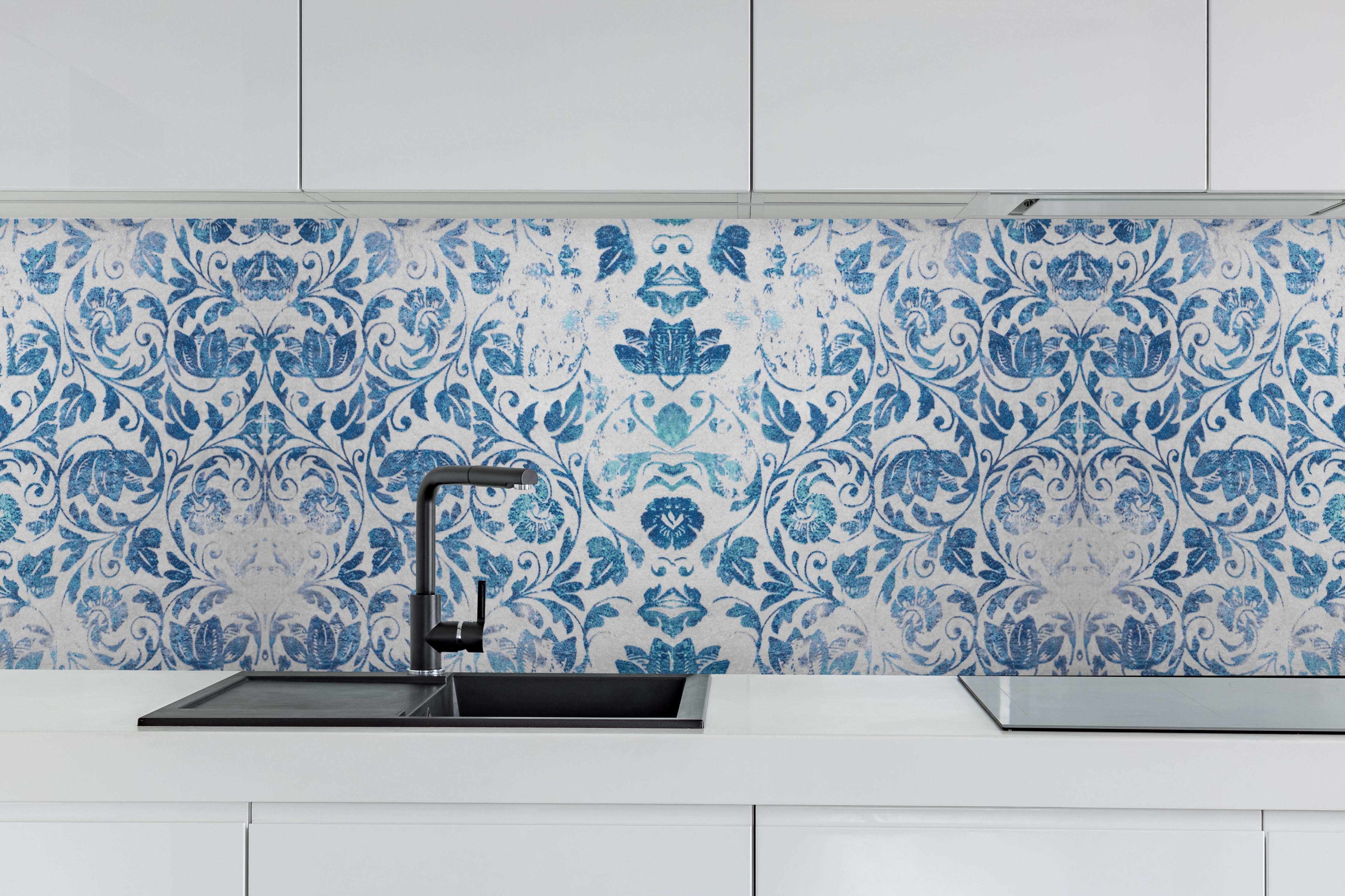 Küche - Altes Abgenutztes Damast Patchwork Vintage Motiv hinter weißen Hochglanz-Küchenregalen und schwarzem Wasserhahn