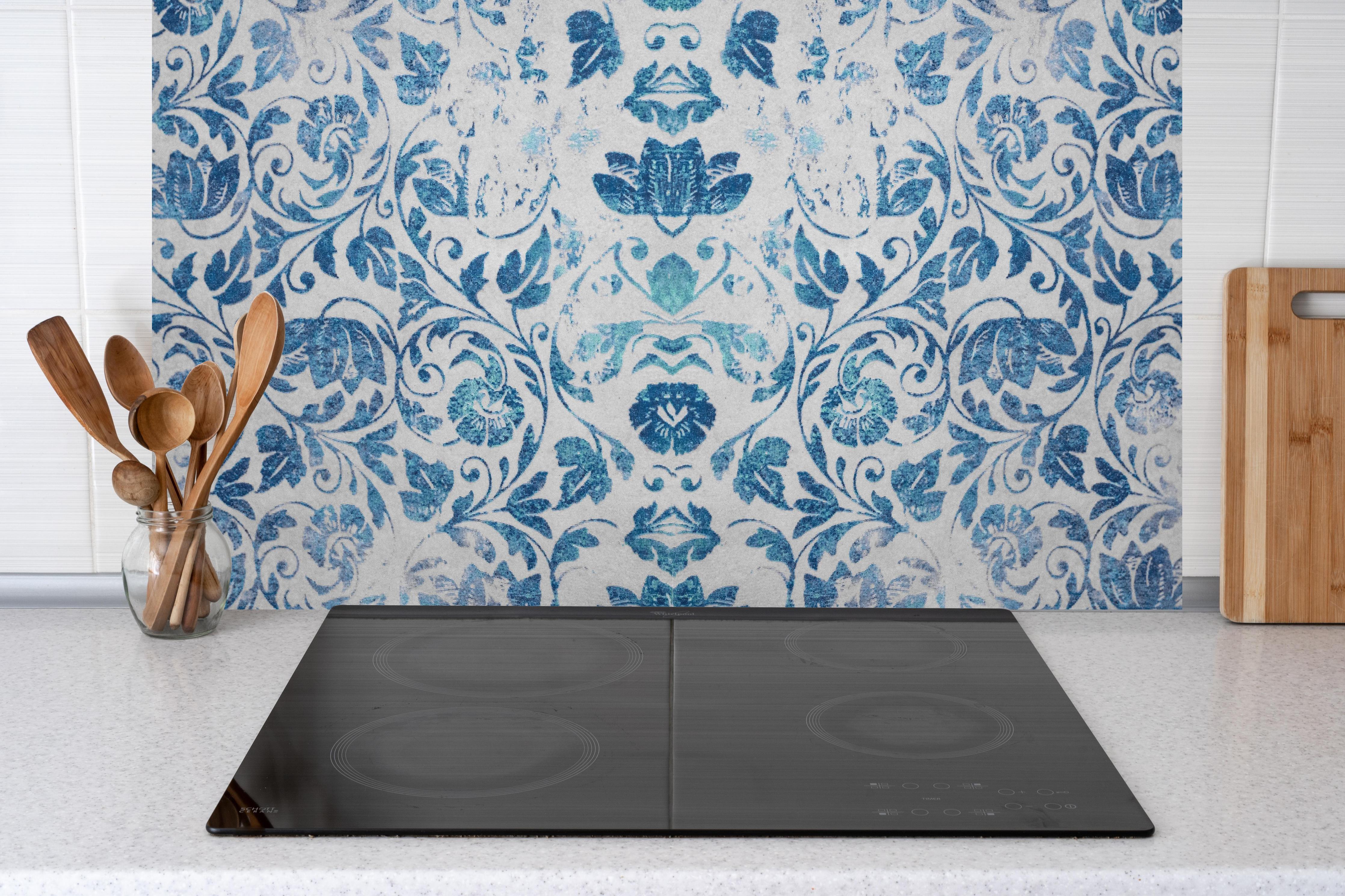 Küche - Altes Abgenutztes Damast Patchwork Vintage Motiv hinter Cerankochfeld und Holz-Kochutensilien