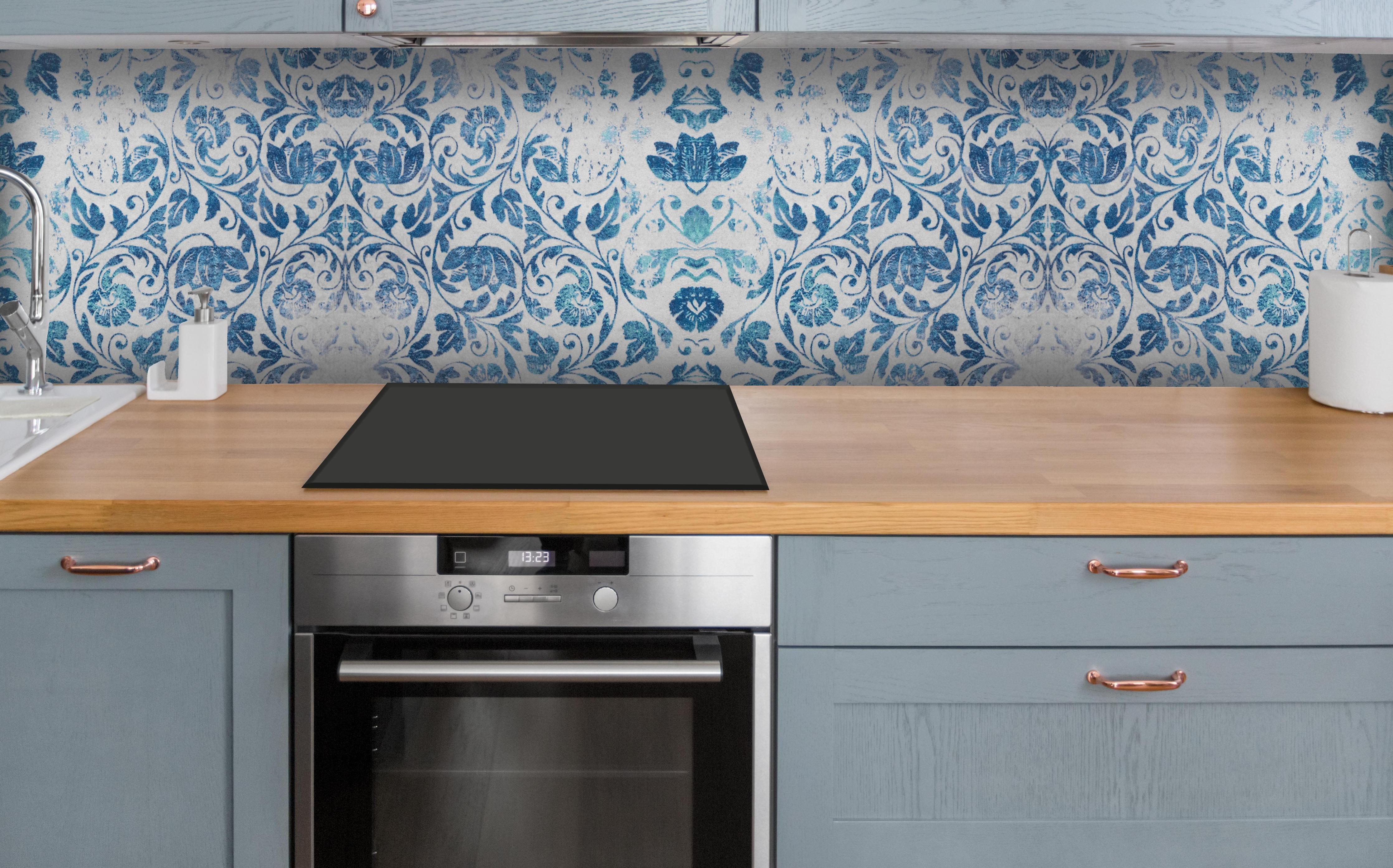 Küche - Altes Abgenutztes Damast Patchwork Vintage Motiv über polierter Holzarbeitsplatte mit Cerankochfeld