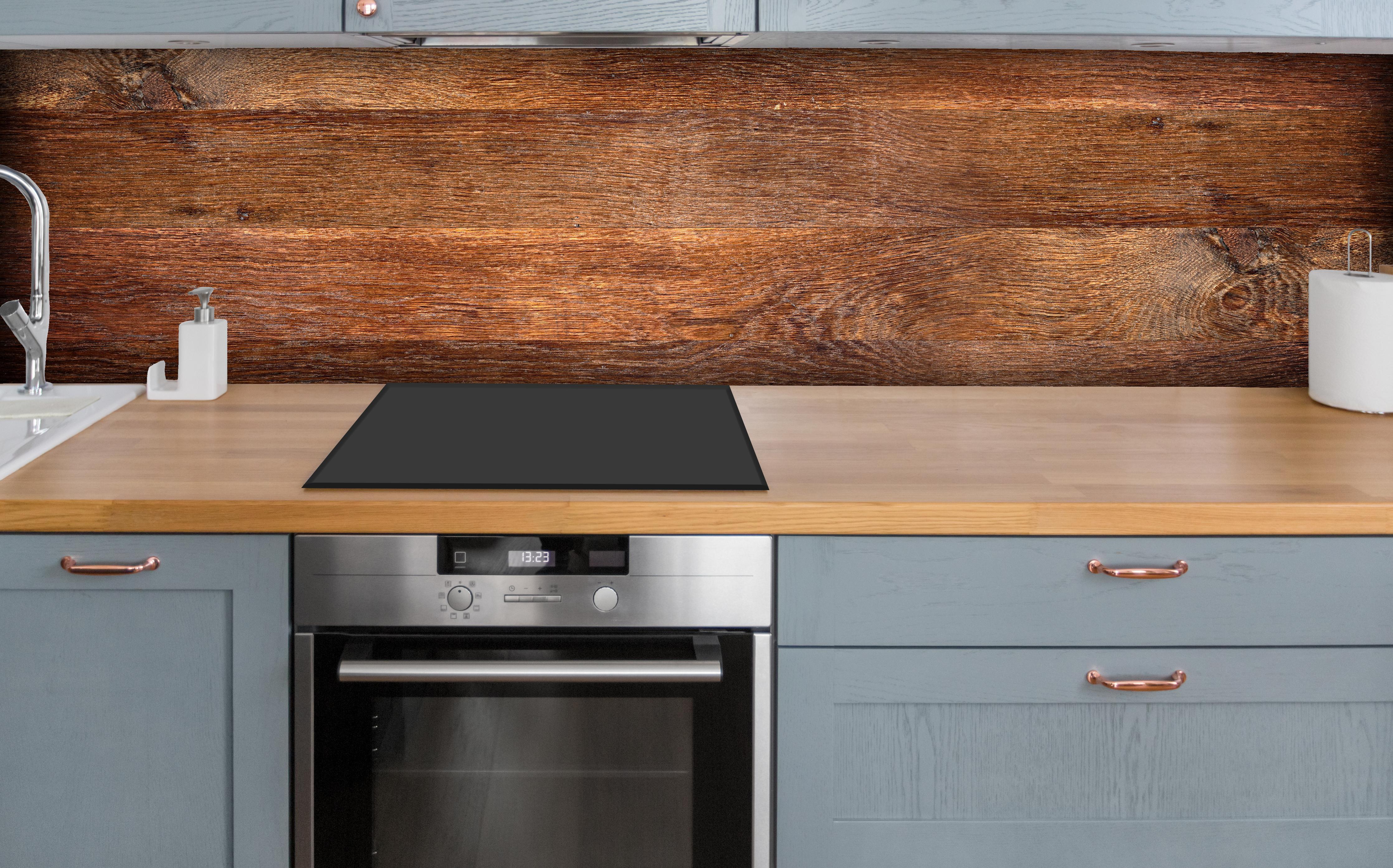 Küche - Altes Eichenholz über polierter Holzarbeitsplatte mit Cerankochfeld