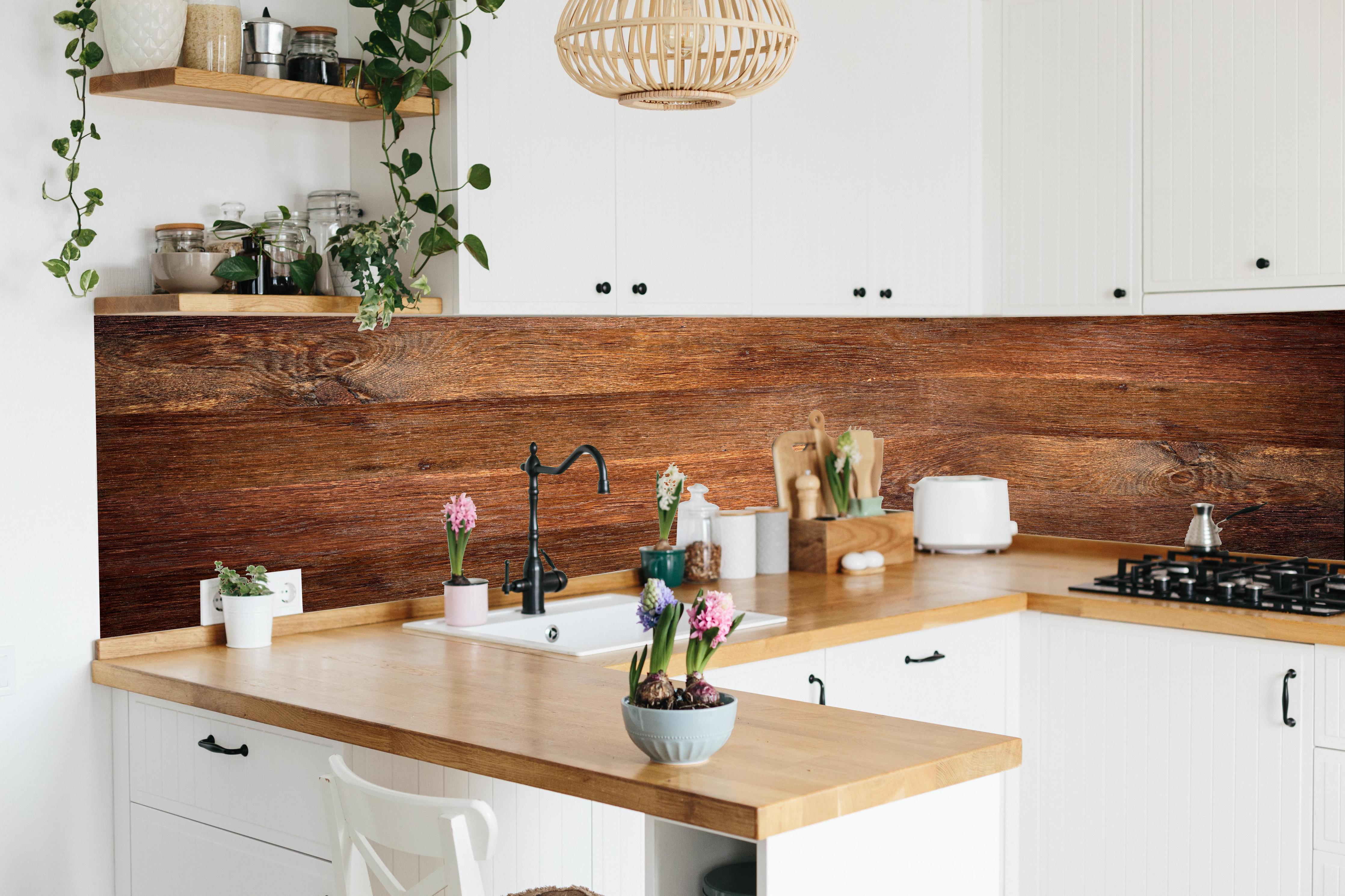 Küche - Altes Eichenholz in lebendiger Küche mit bunten Blumen
