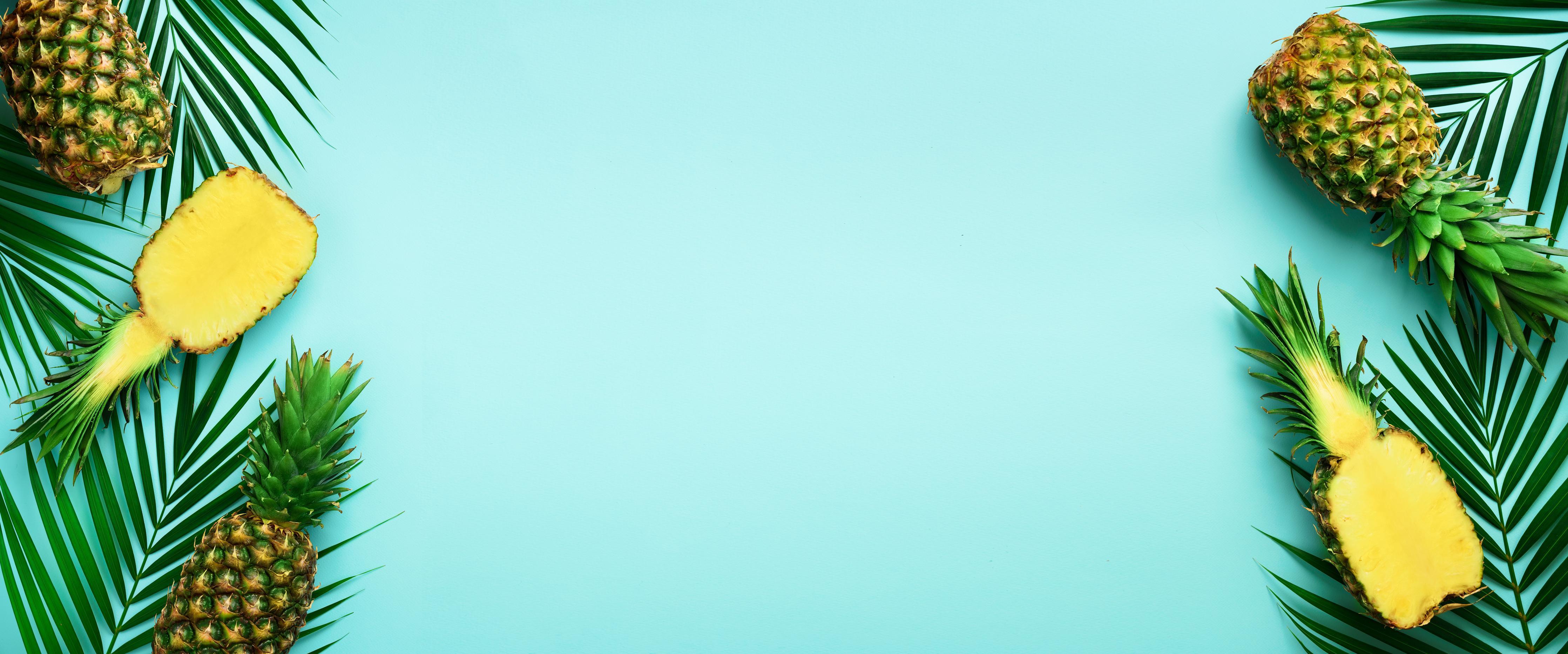 Küchenrückwand-Ananas und tropische Palmenblätter