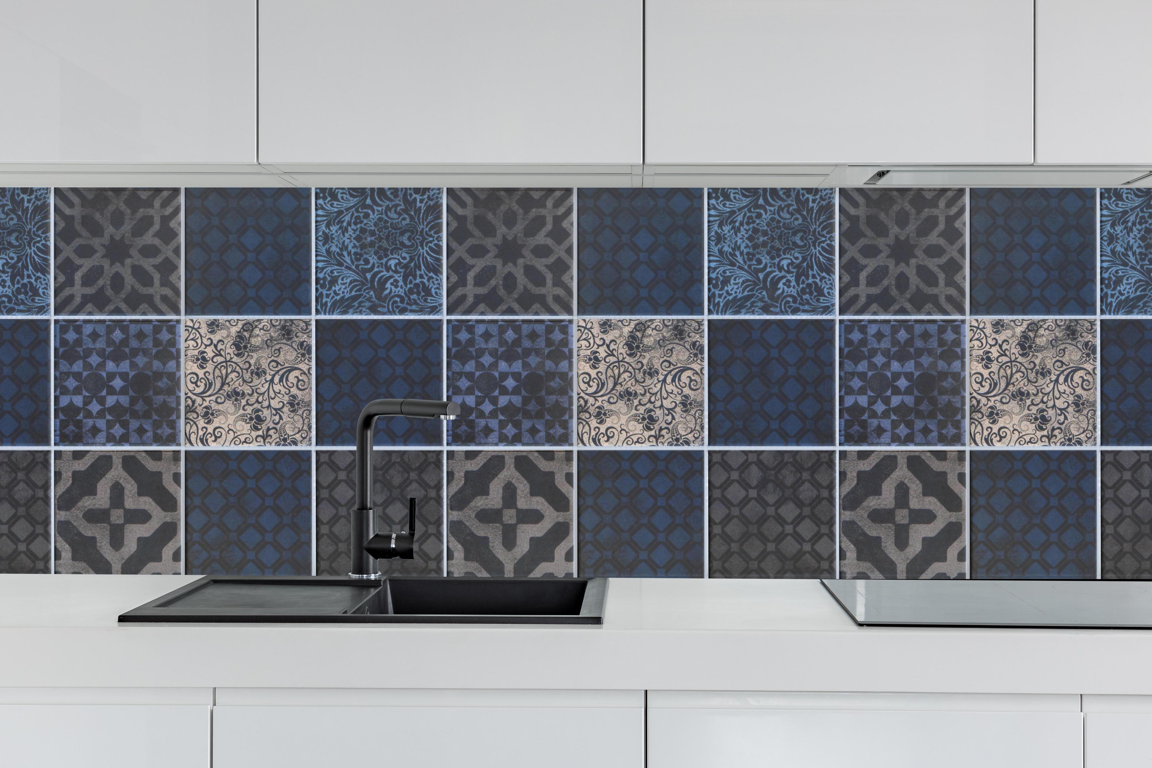 Küche - Anthrazit dunkelgraues Fliesenmuster hinter weißen Hochglanz-Küchenregalen und schwarzem Wasserhahn