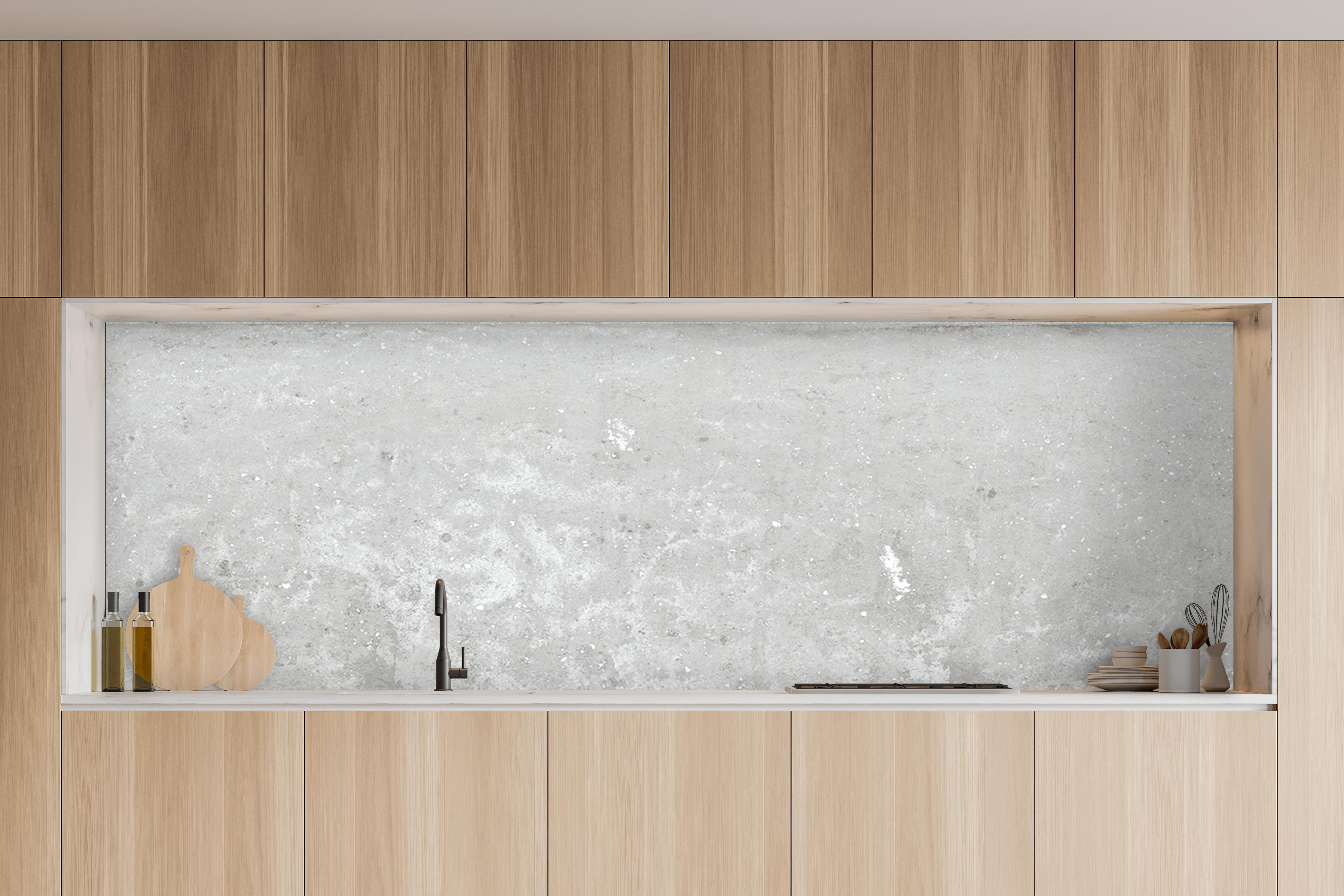 Küche - Antik weiß-gräuliche Betonwand in charakteristischer Vollholz-Küche mit modernem Gasherd