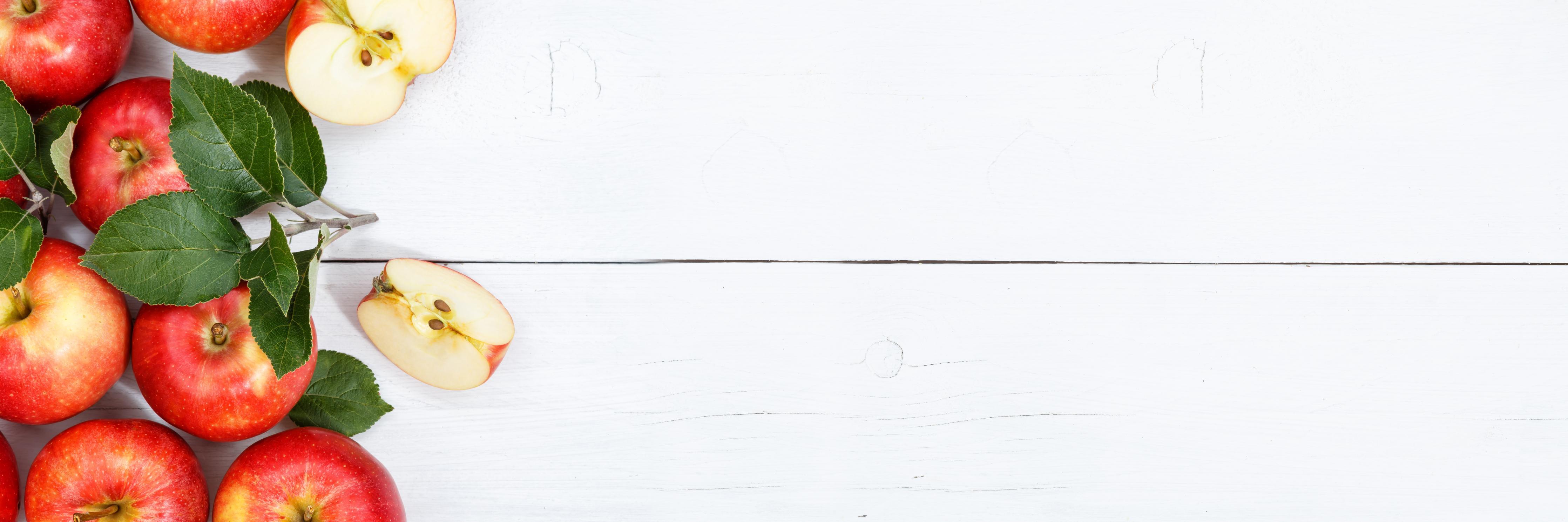 Küchenrückwand-Äpfel auf weißer Holzplatte