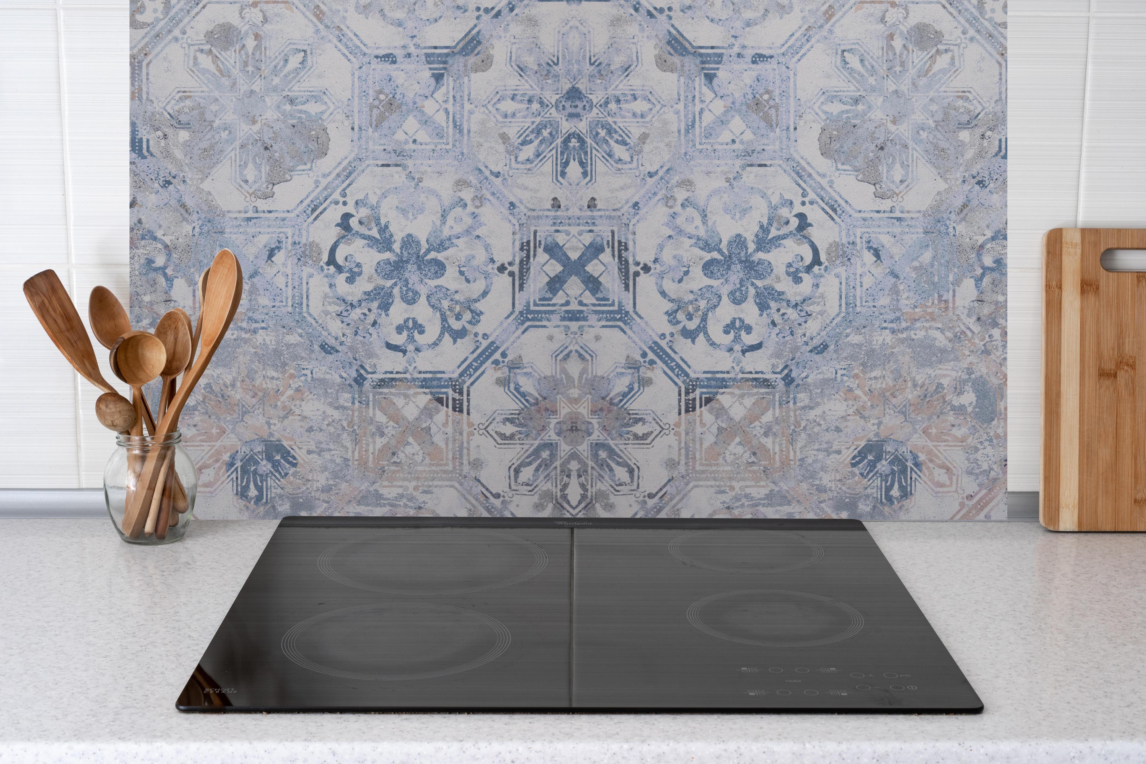 Küche - Aquarall Vintage Fliesen hinter Cerankochfeld und Holz-Kochutensilien