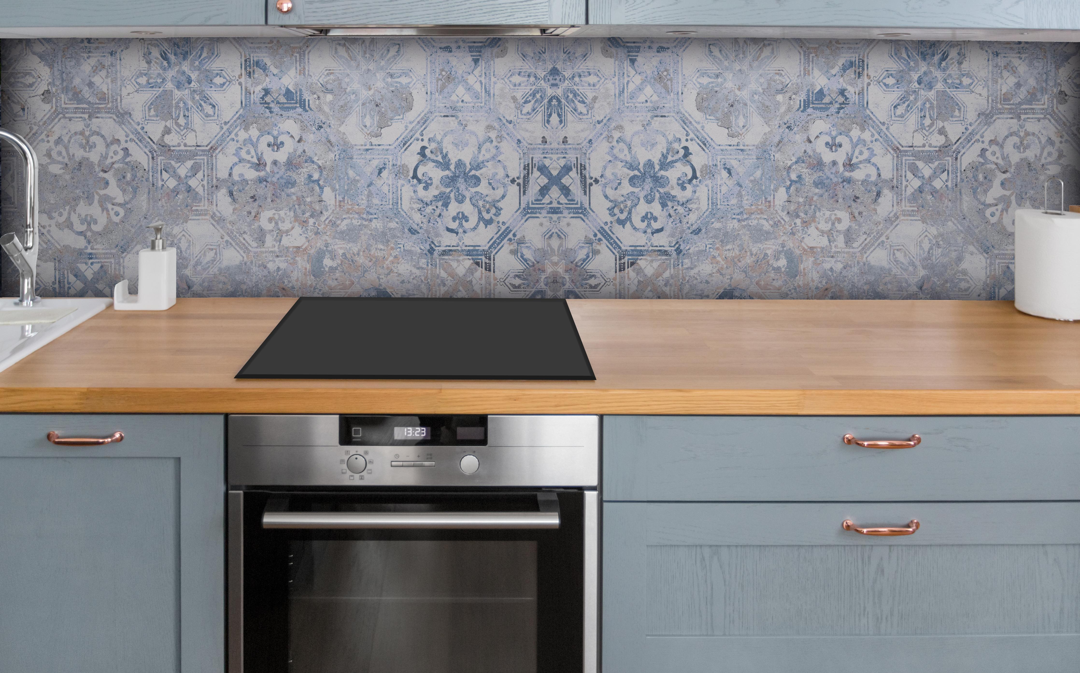 Küche - Aquarall Vintage Fliesen über polierter Holzarbeitsplatte mit Cerankochfeld