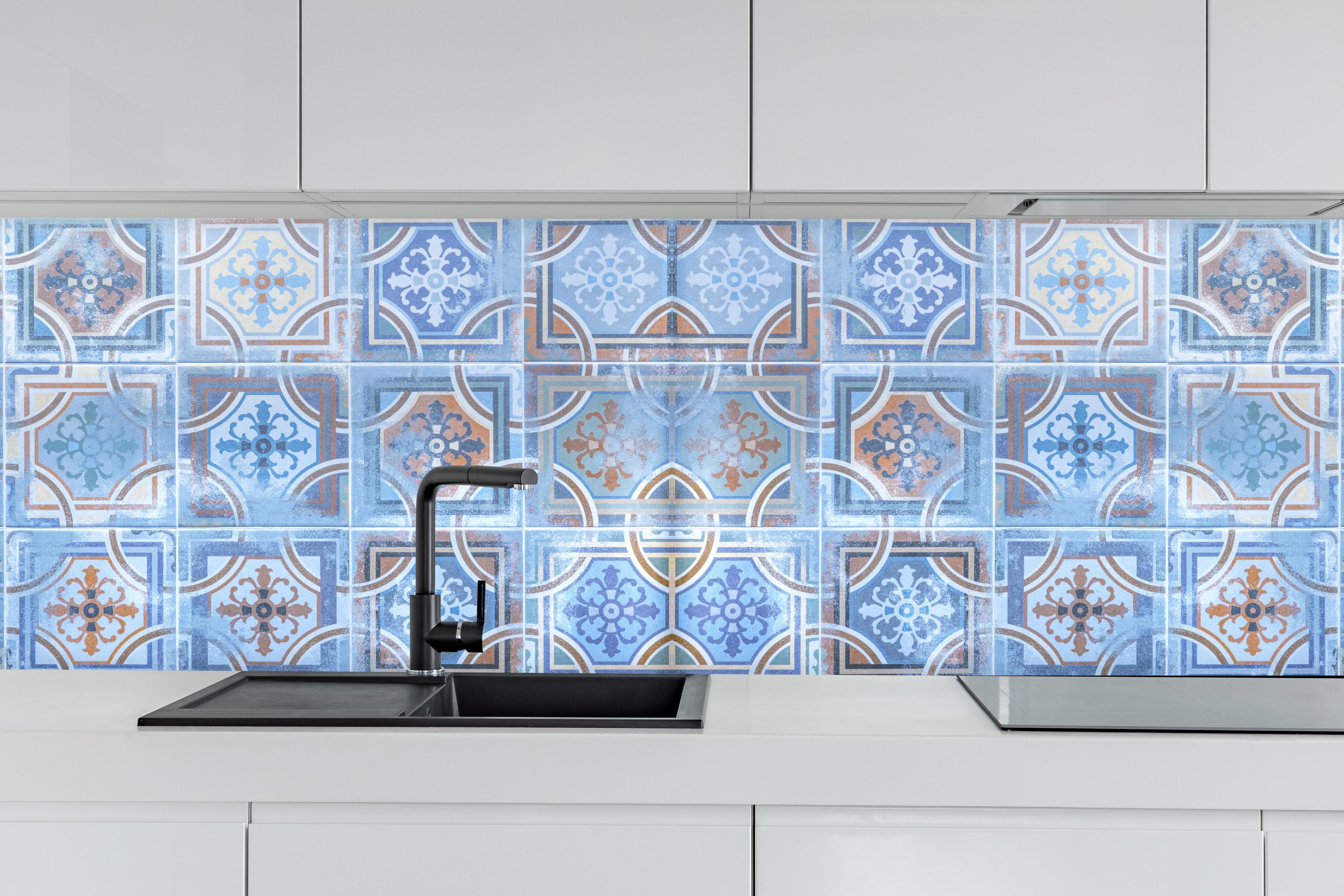 Küche - Arabische Fliesen Textur hinter weißen Hochglanz-Küchenregalen und schwarzem Wasserhahn
