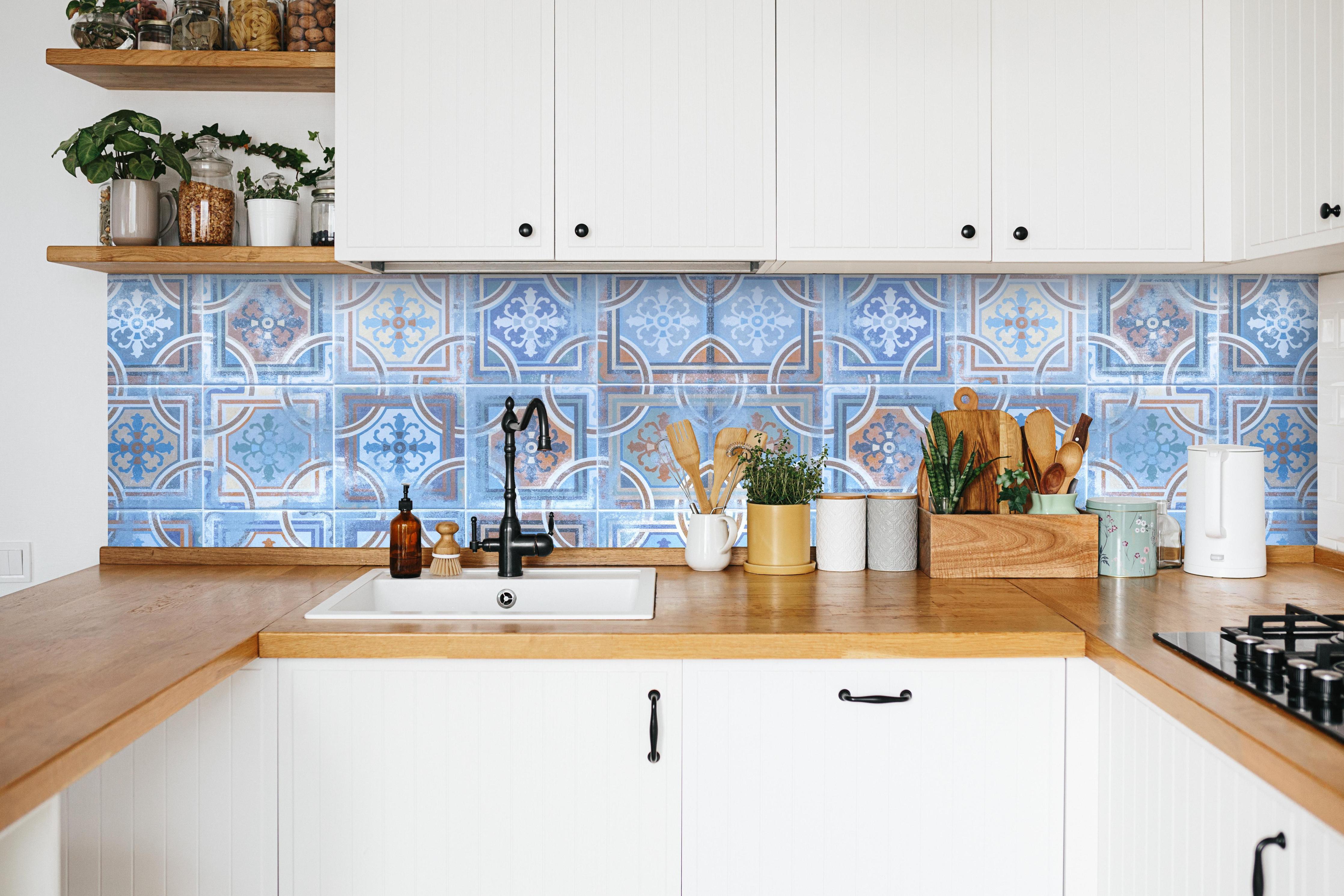 Küche - Arabische Fliesen Textur in weißer Küche hinter Gewürzen und Kochlöffeln aus Holz