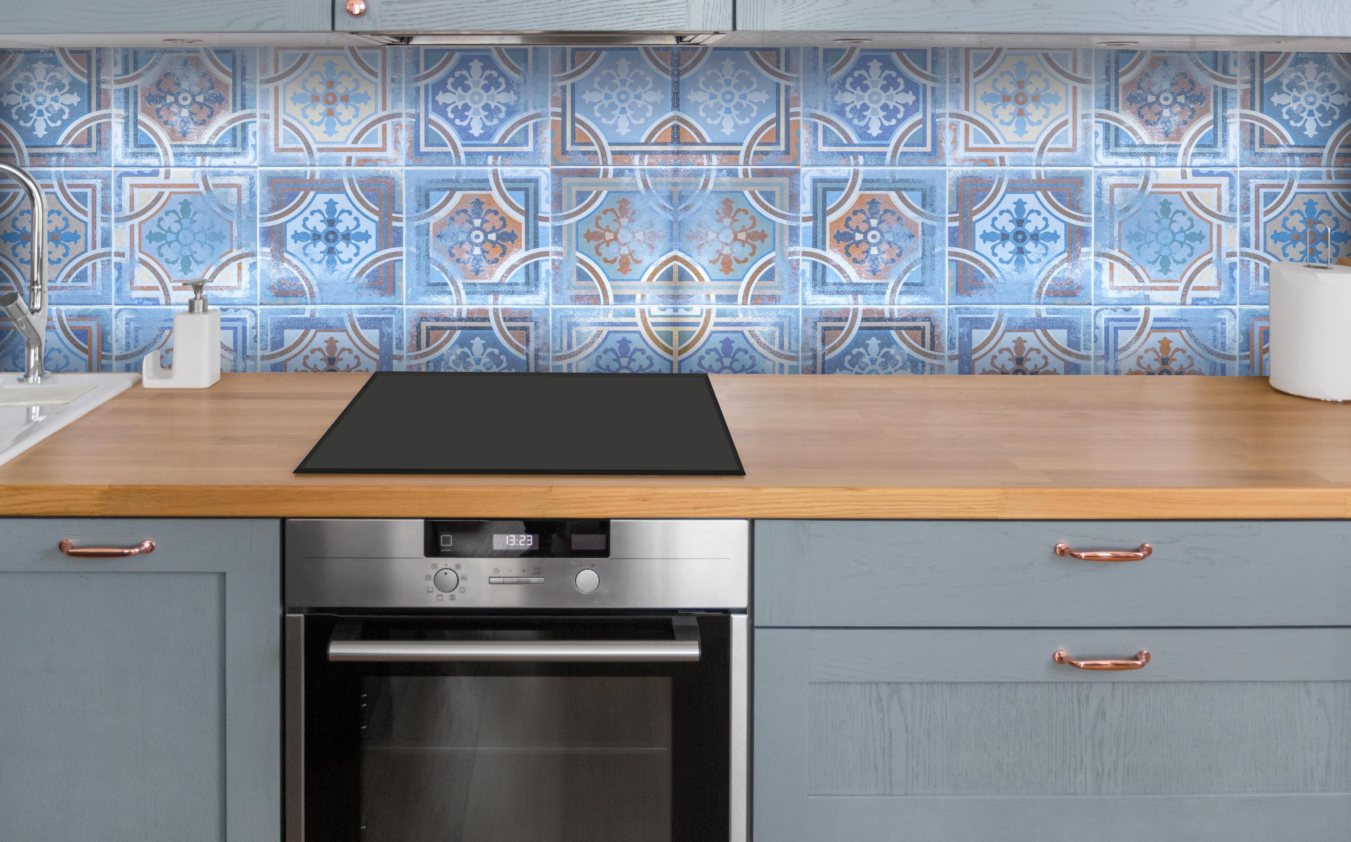 Küche - Arabische Fliesen Textur über polierter Holzarbeitsplatte mit Cerankochfeld