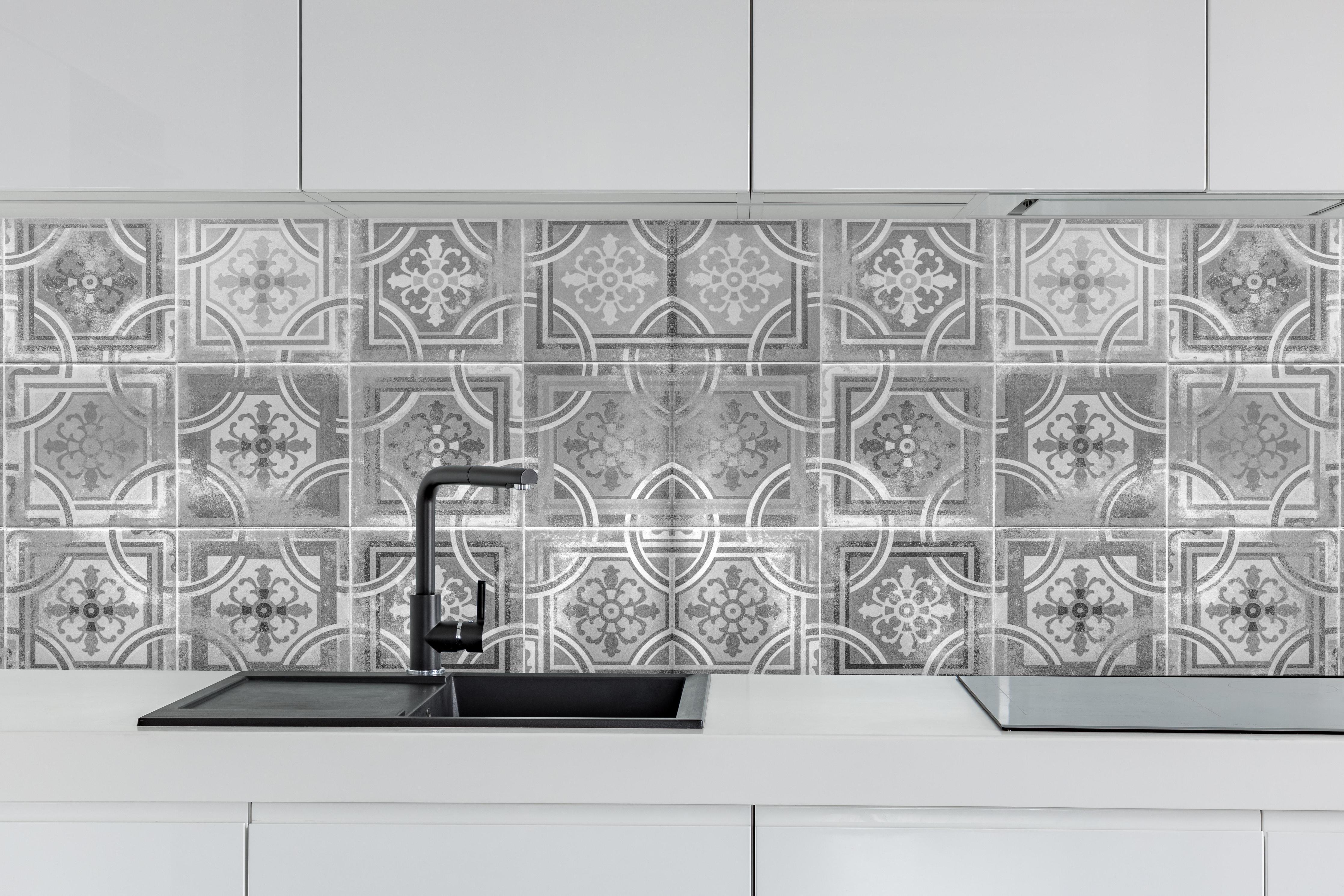 Küche - Arabische schäbige Fliesen Hintergrund hinter weißen Hochglanz-Küchenregalen und schwarzem Wasserhahn