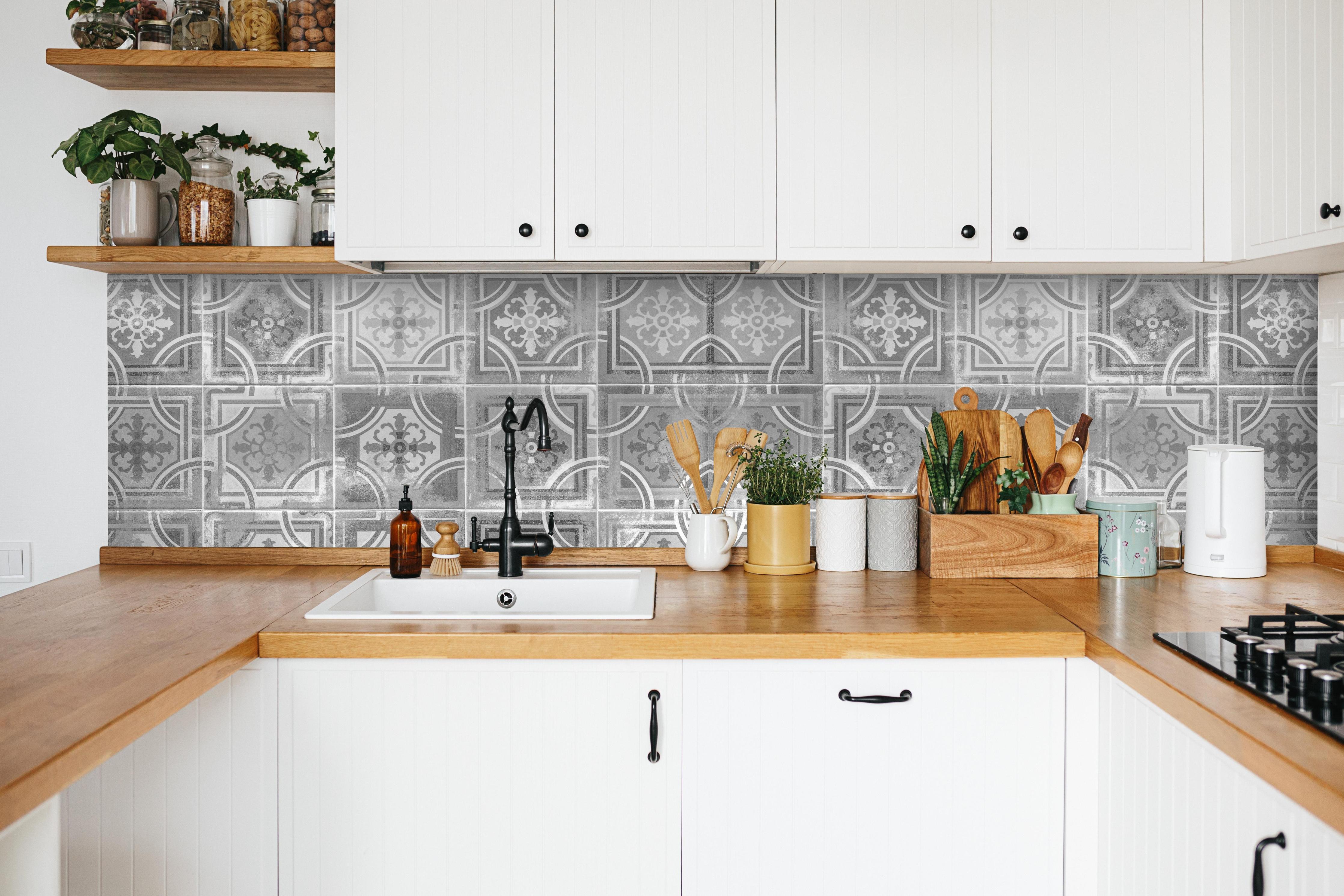 Küche - Arabische schäbige Fliesen Hintergrund in weißer Küche hinter Gewürzen und Kochlöffeln aus Holz