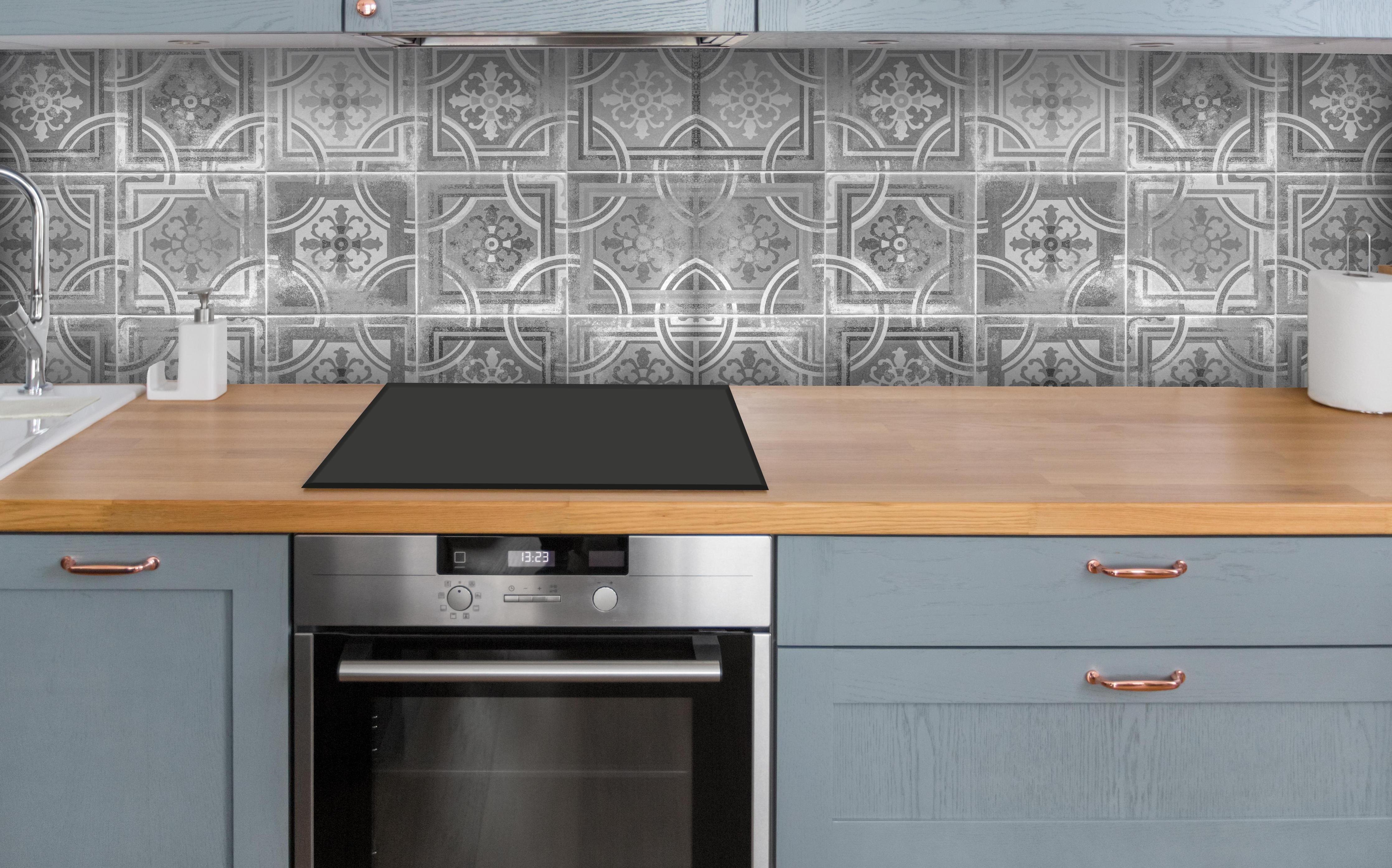 Küche - Arabische schäbige Fliesen Hintergrund über polierter Holzarbeitsplatte mit Cerankochfeld