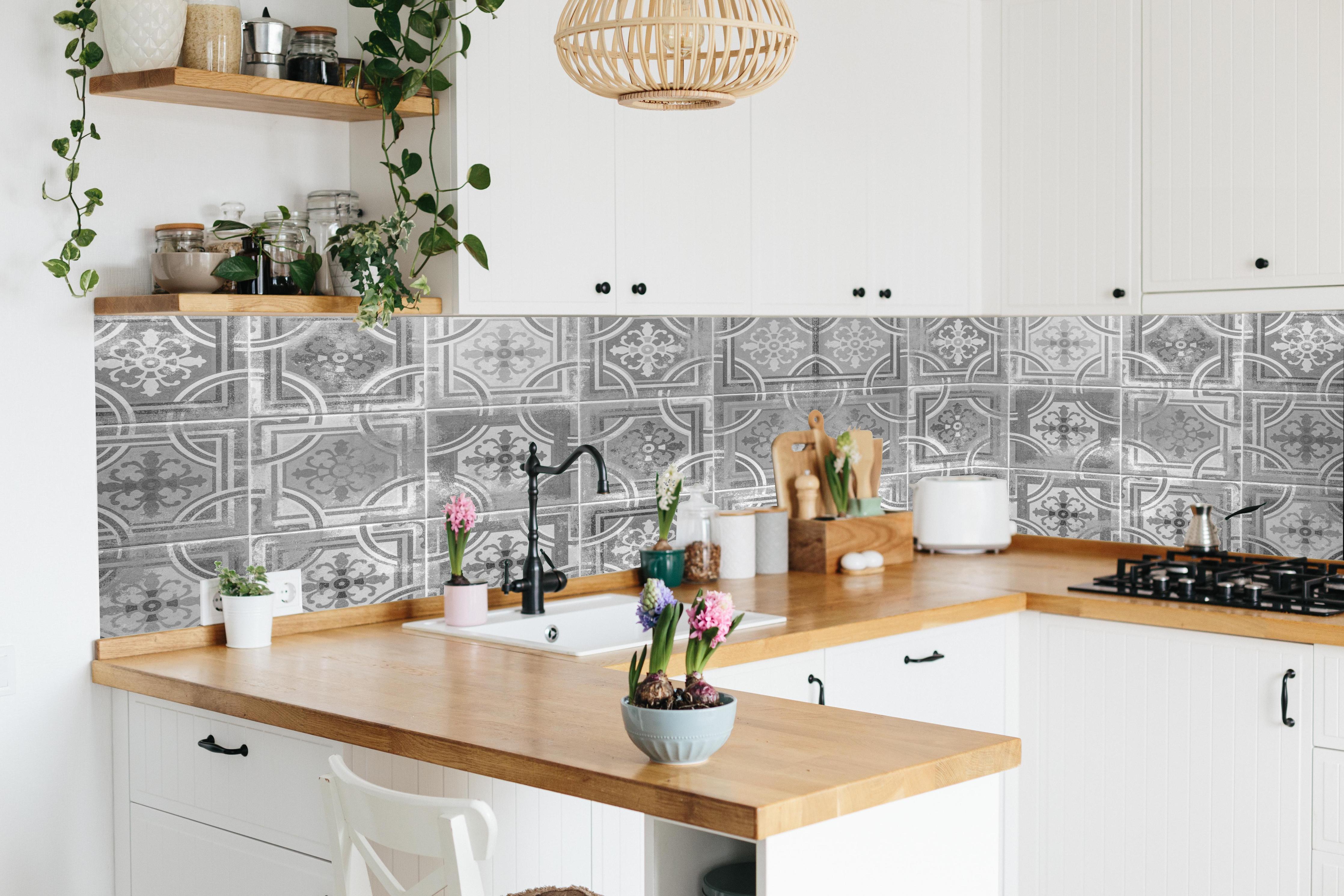 Küche - Arabische schäbige Fliesen Hintergrund in lebendiger Küche mit bunten Blumen