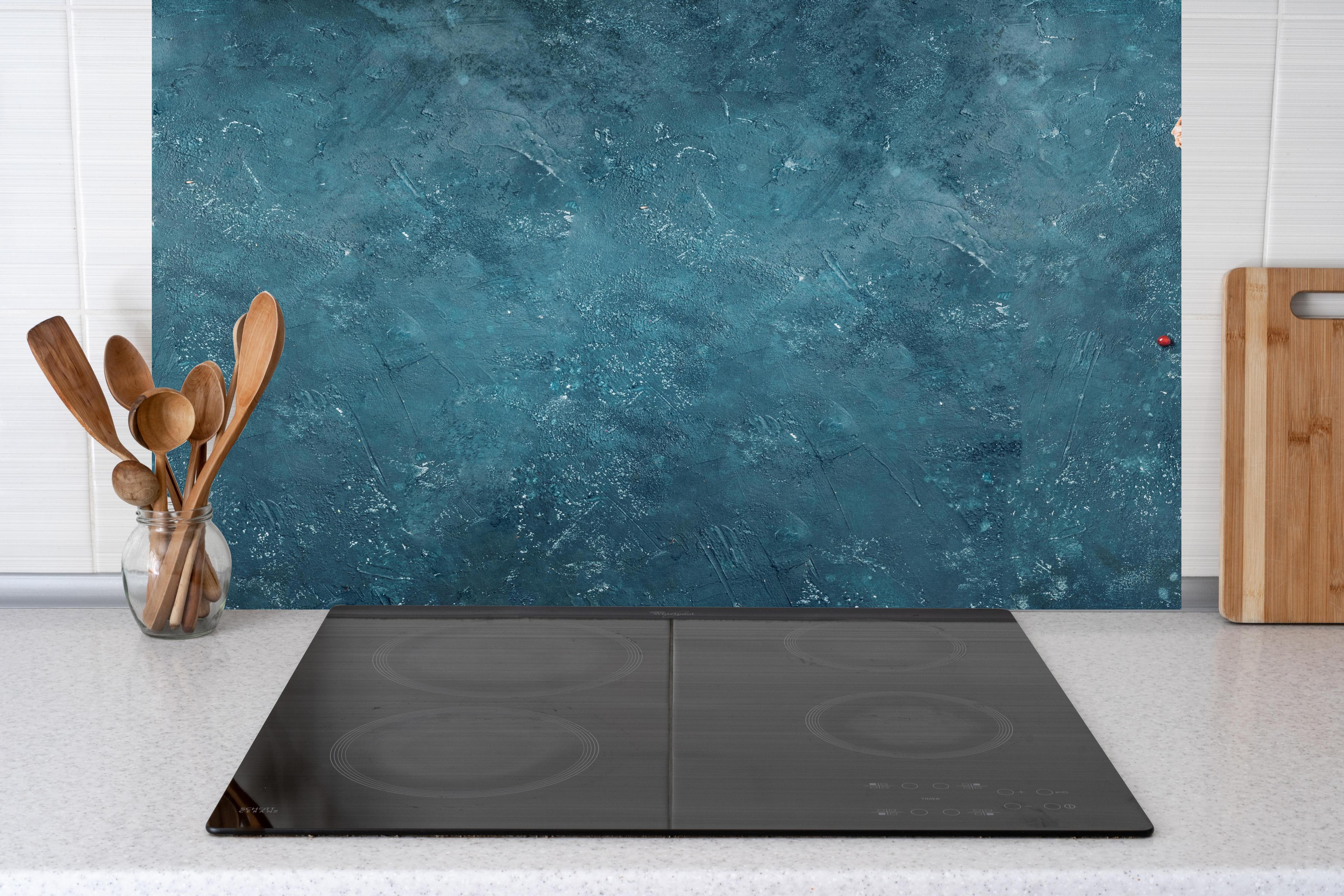 Küche - Arabische traditionelle Küche hinter Cerankochfeld und Holz-Kochutensilien