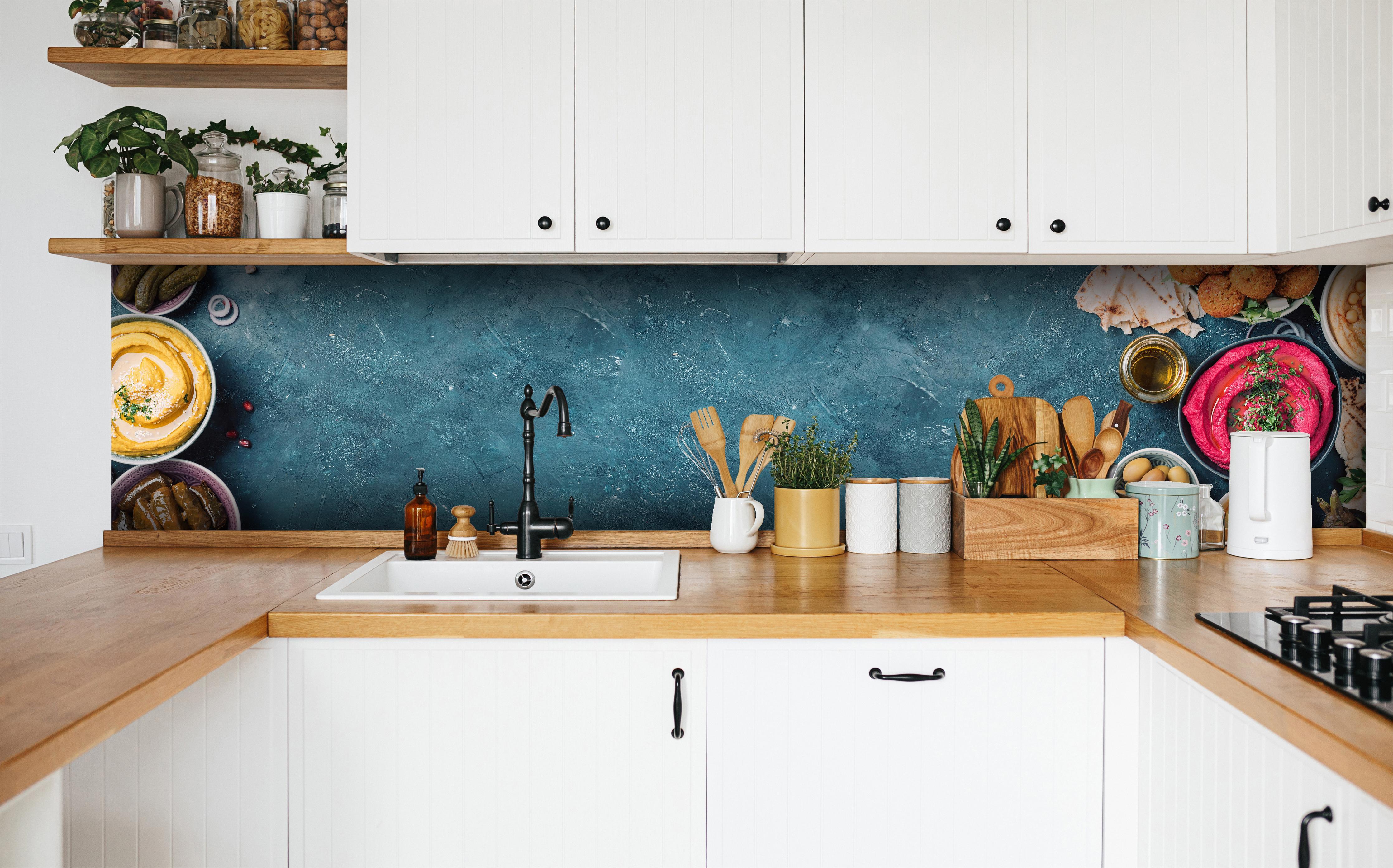 Küche - Arabische traditionelle Küche in weißer Küche hinter Gewürzen und Kochlöffeln aus Holz