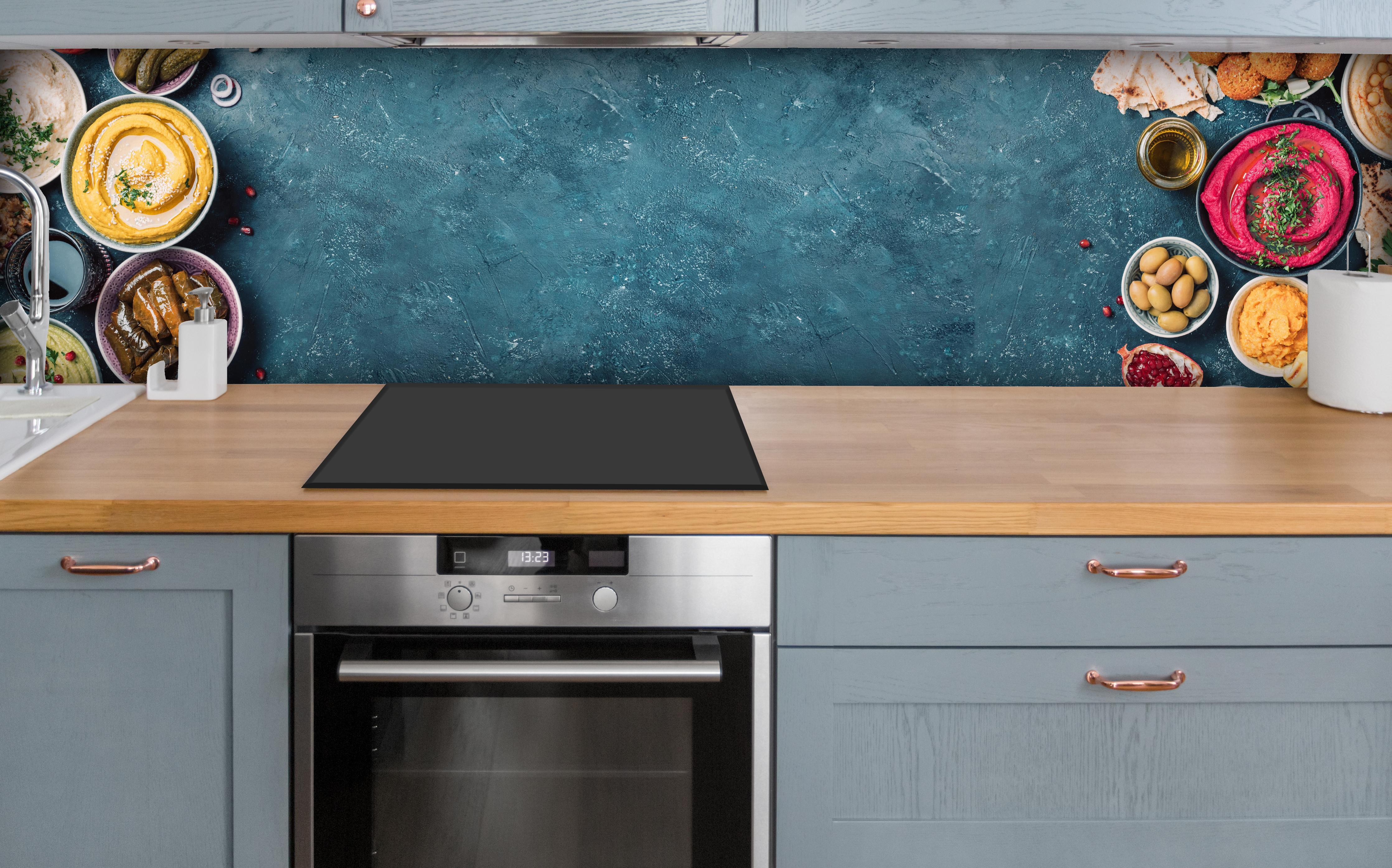 Küche - Arabische traditionelle Küche über polierter Holzarbeitsplatte mit Cerankochfeld