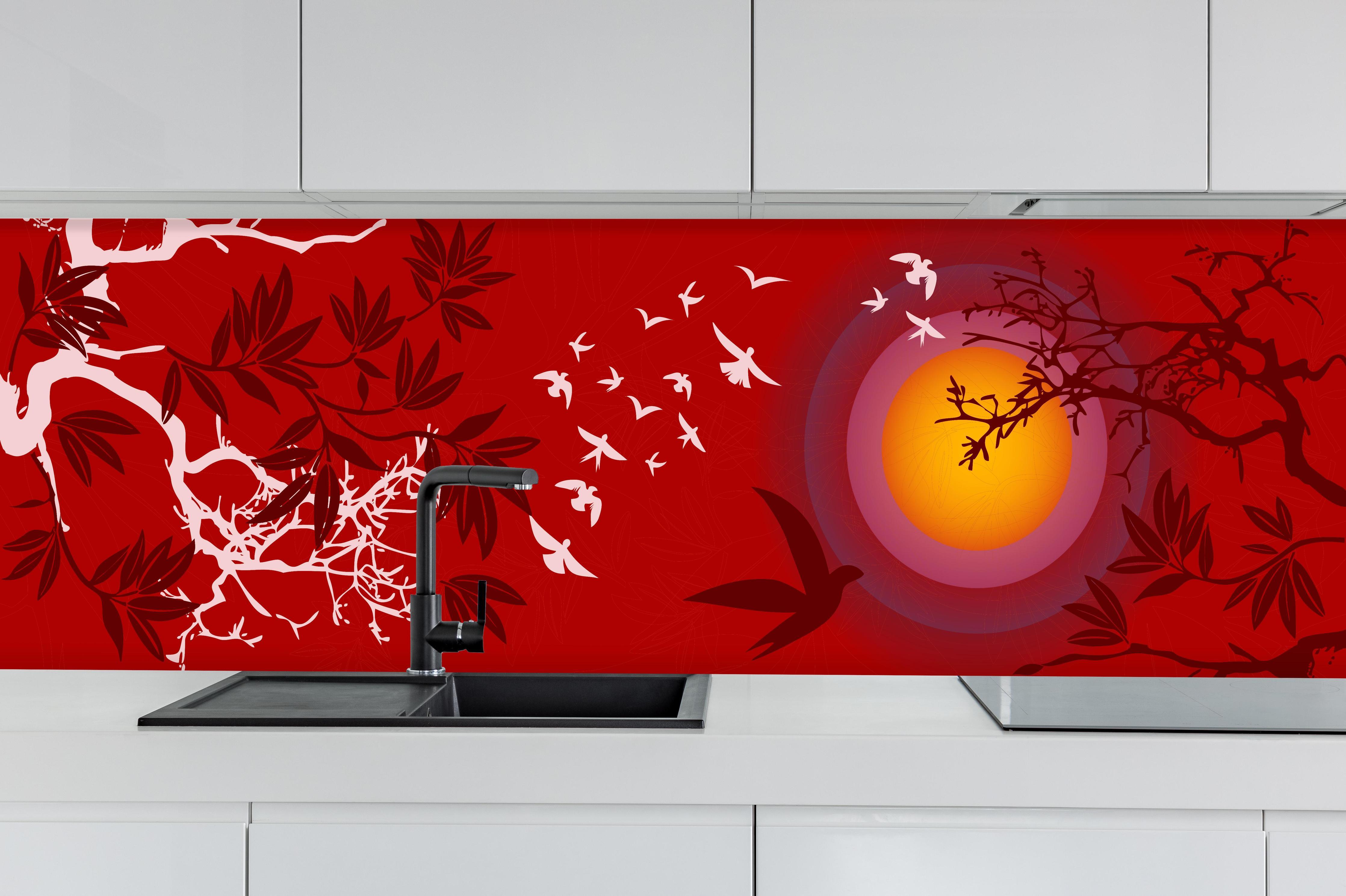 Küche - Asiatischer Sonnenuntergang Rot hinter weißen Hochglanz-Küchenregalen und schwarzem Wasserhahn
