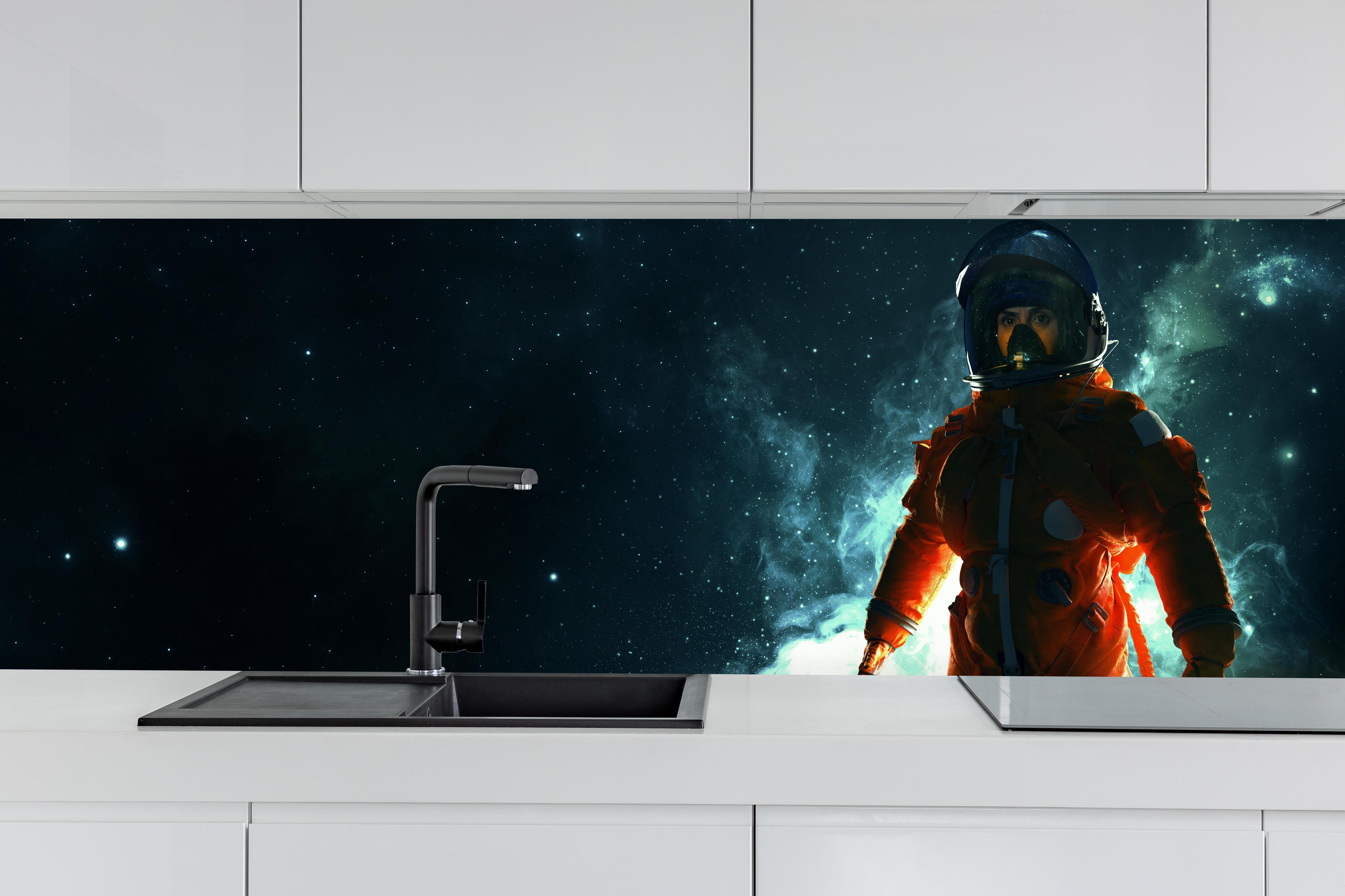 Küche - Astronaut im Weltraum hinter weißen Hochglanz-Küchenregalen und schwarzem Wasserhahn