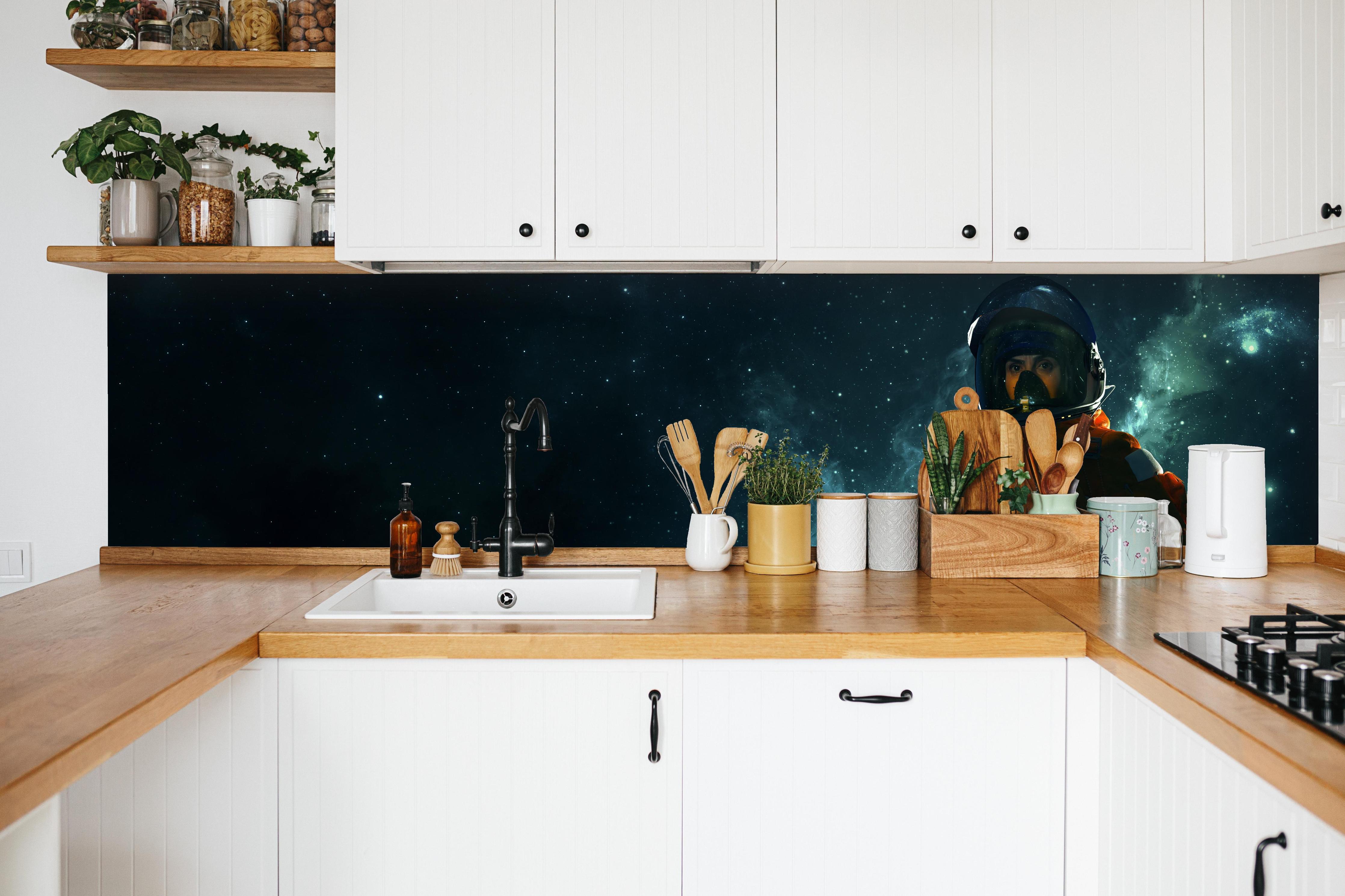 Küche - Astronaut im Weltraum in weißer Küche hinter Gewürzen und Kochlöffeln aus Holz