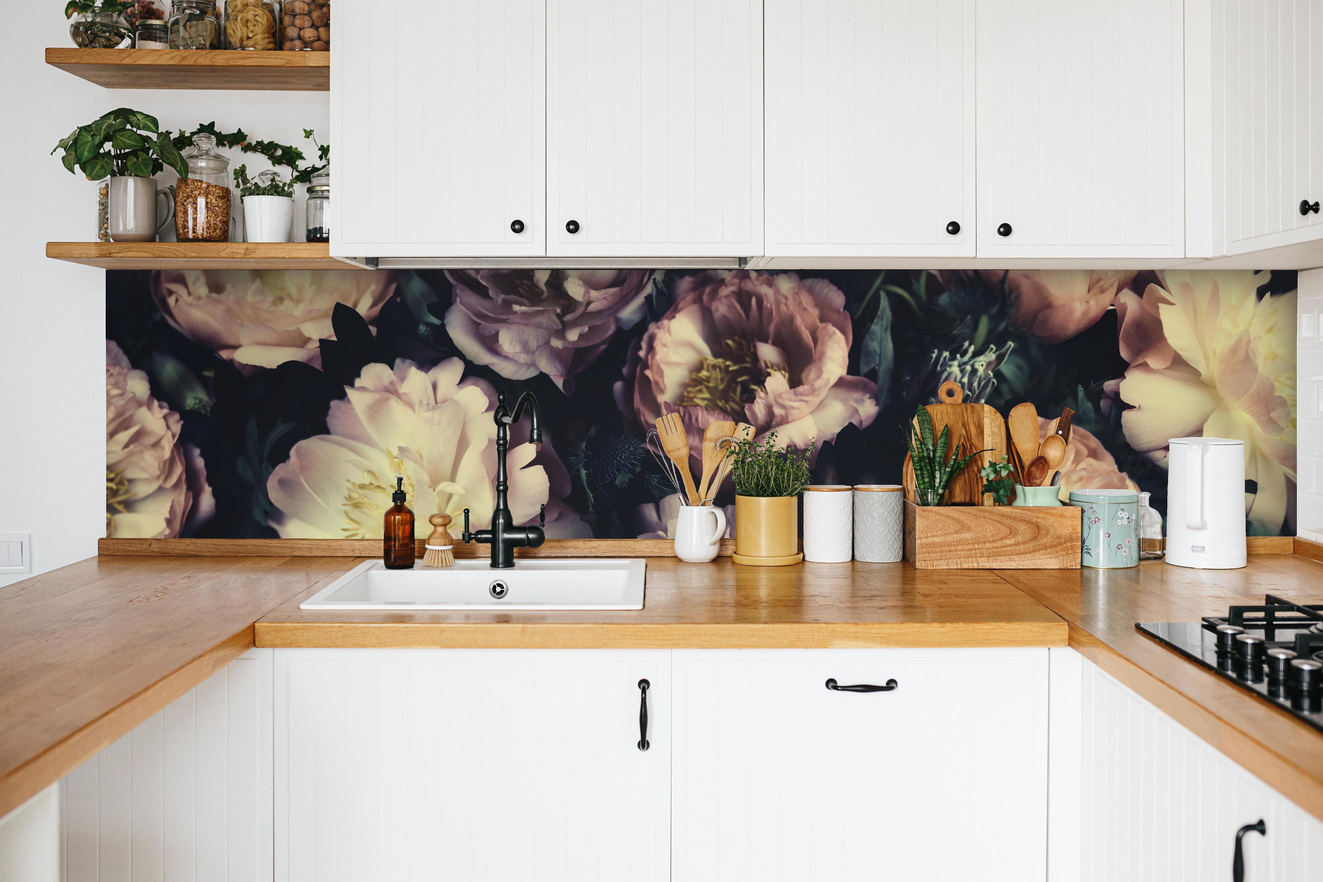 Küche - Atemberaubende Pfingstrosen in weißer Küche hinter Gewürzen und Kochlöffeln aus Holz