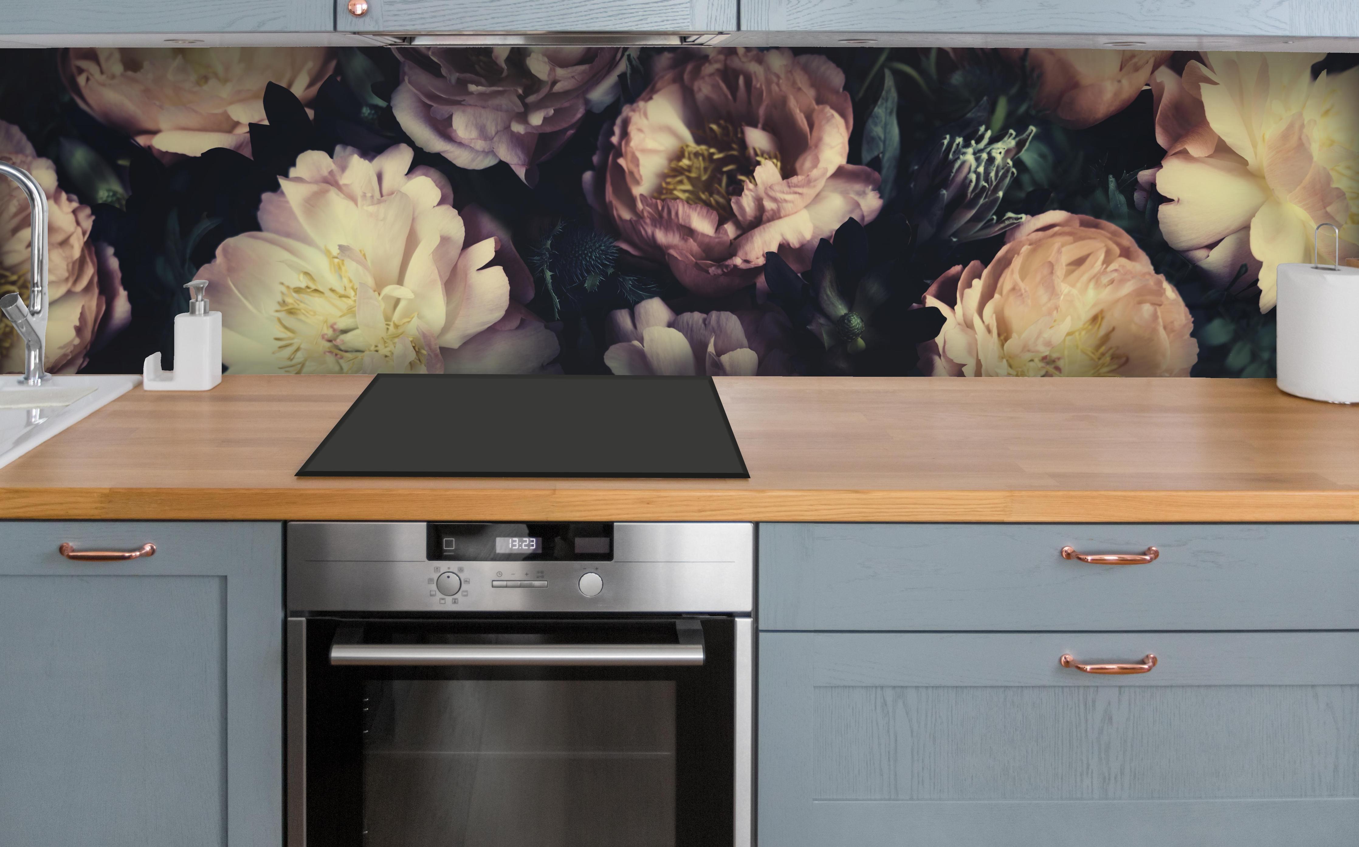 Küche - Atemberaubende Pfingstrosen über polierter Holzarbeitsplatte mit Cerankochfeld