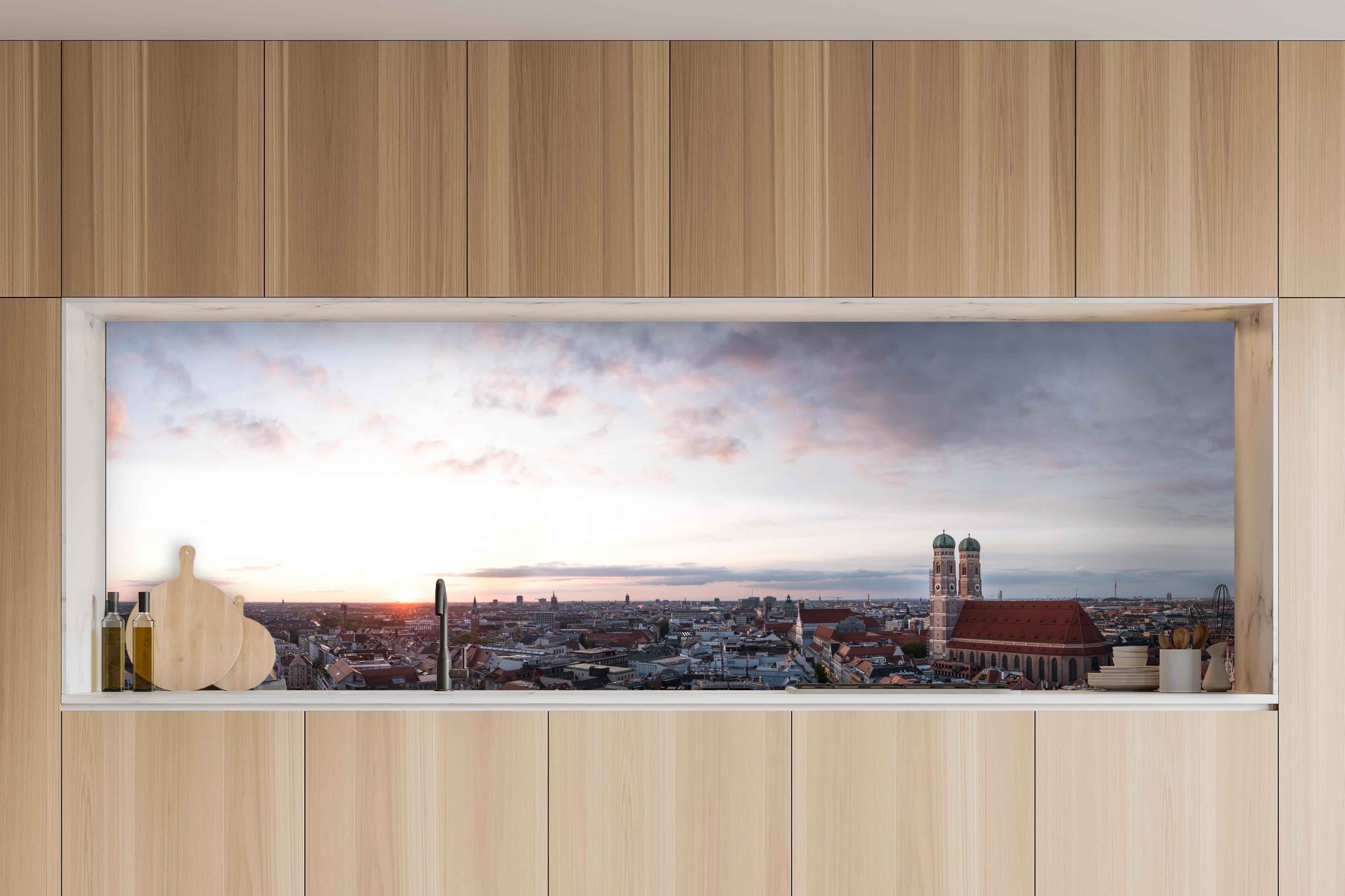 Küche - Aussicht über München mit Frauenkirche und Rathaus in charakteristischer Vollholz-Küche mit modernem Gasherd